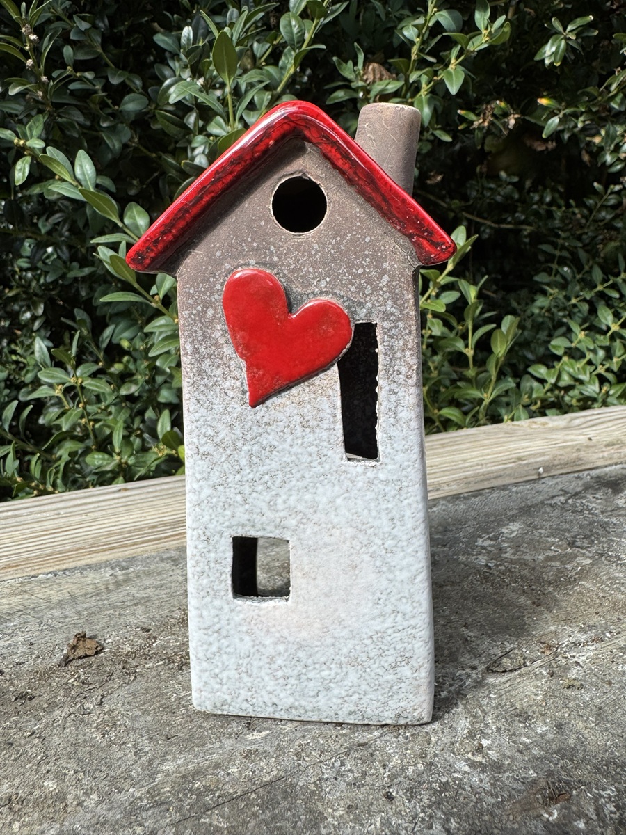 1 Keramik Häuschen mit rotem Herz ( langes Haus ) - Höhe 16 cm