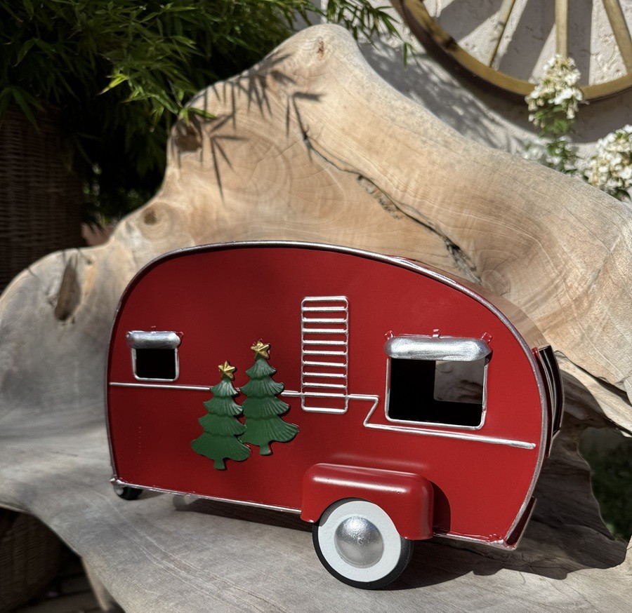 Metall Retro Wohnwagen Rot mit Tannenbäumen seitlich - Länge ca. 35 cm