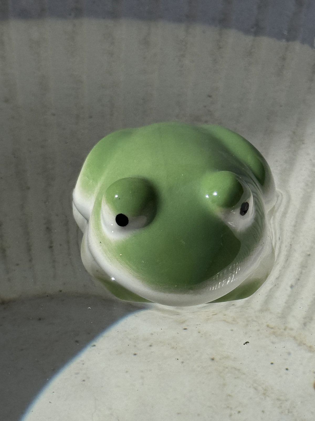 Keramik Schwimmfigur Frosch  - Höhe 5 cm