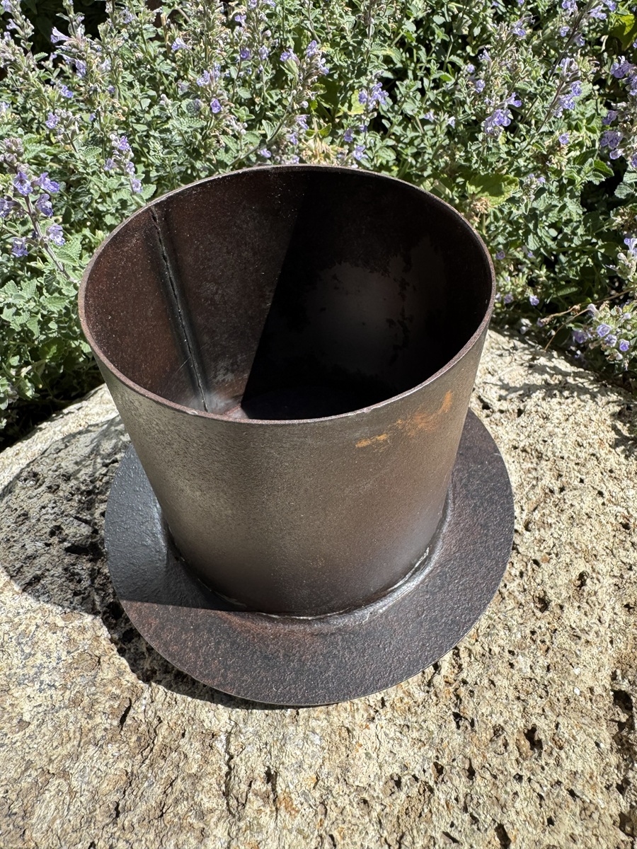 Eisen Topf runde Form auf Bodenplatte dunkelbraun - Durchmesser 15 cm