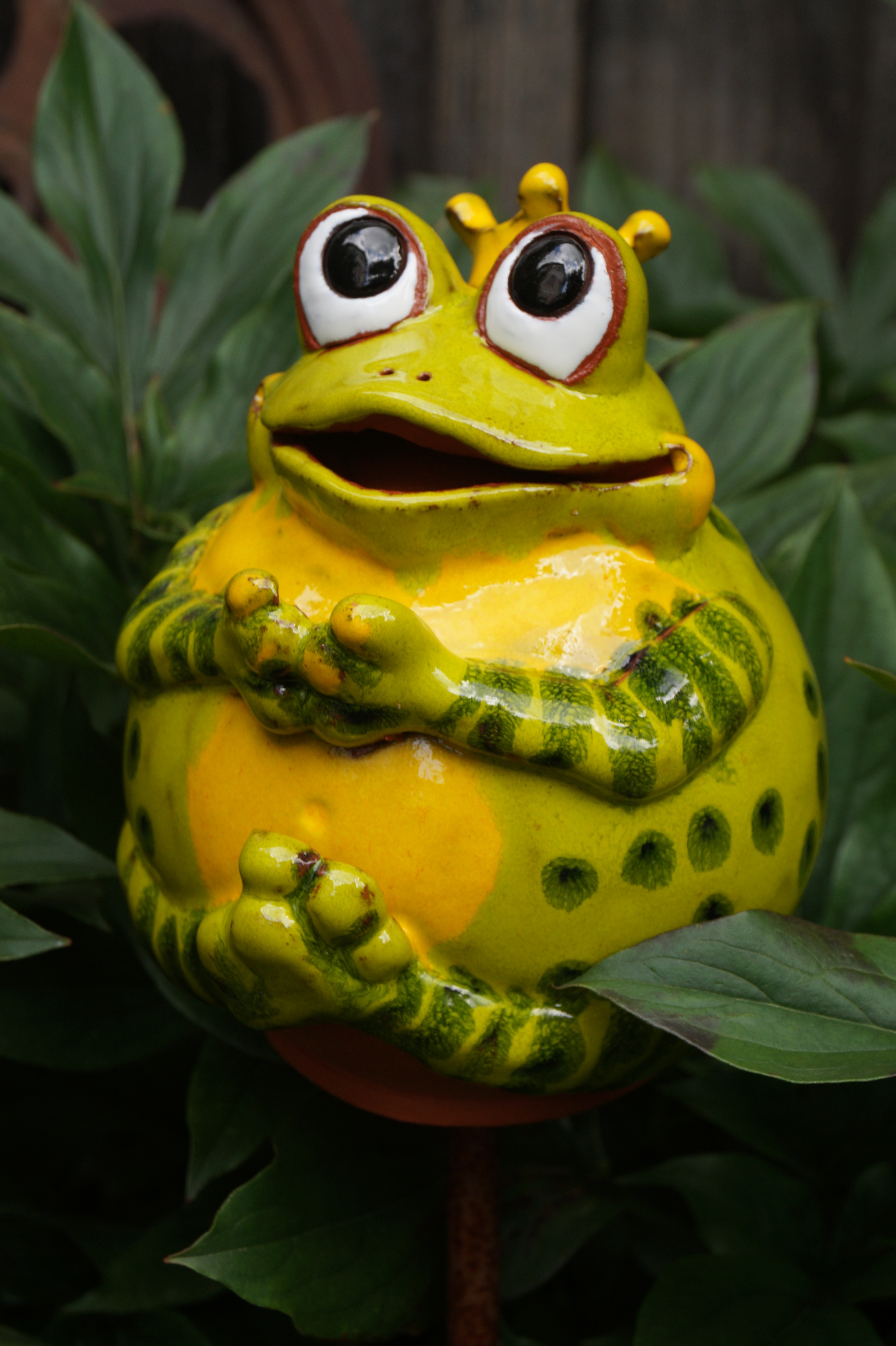 Keramik Gartenkugel Froschkönig Figaro Frostfest - Höhe 15,5 cm