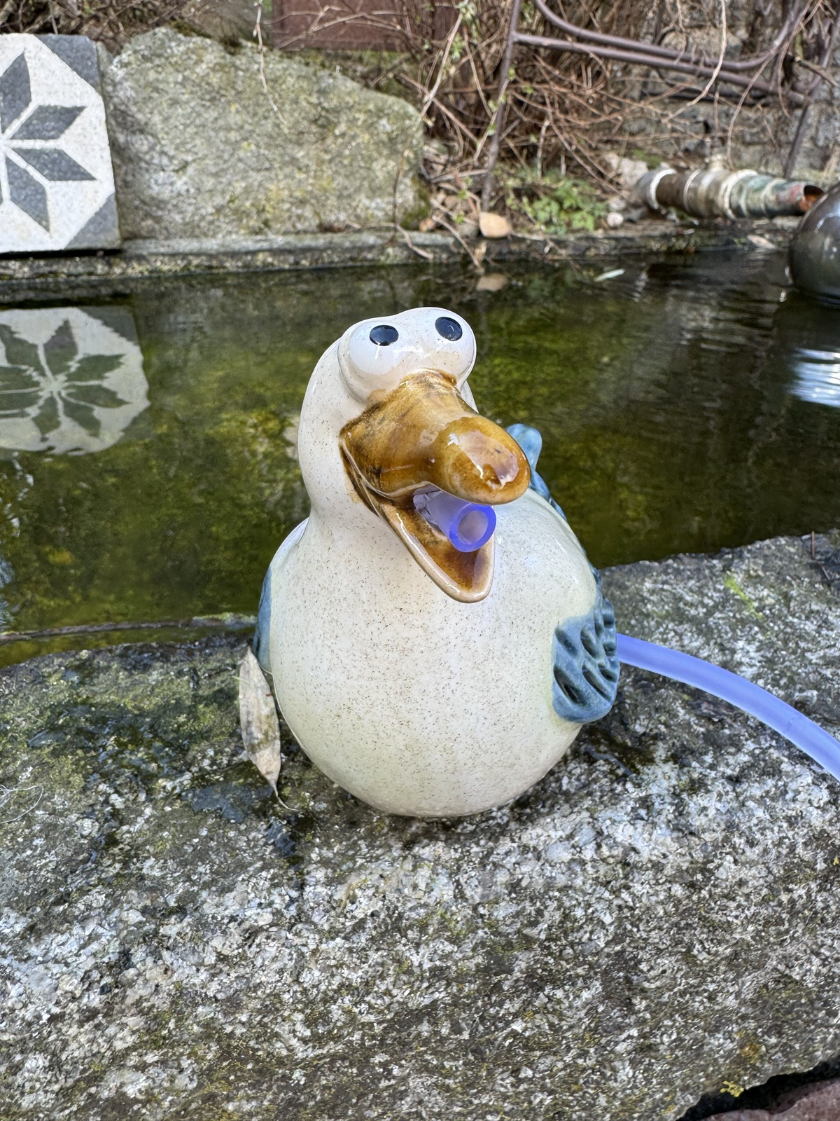 Steingut Wasserspeier Möwe Gunni mit Pumpe - Höhe 12 cm