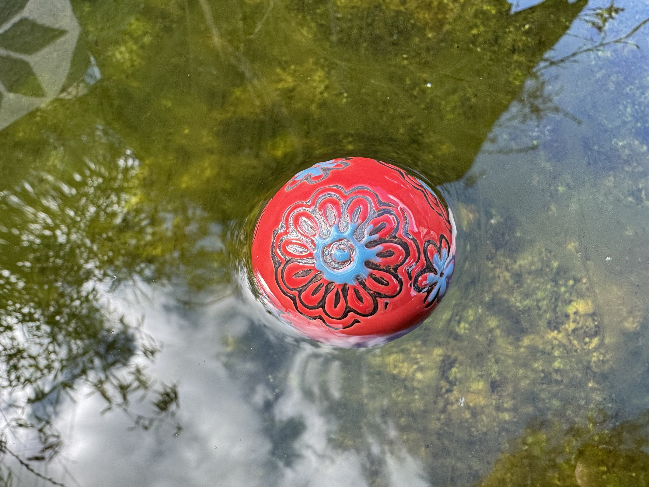 Keramik Schwimmkugel Blüte klein rot/blau - Durchmesser 4 cm