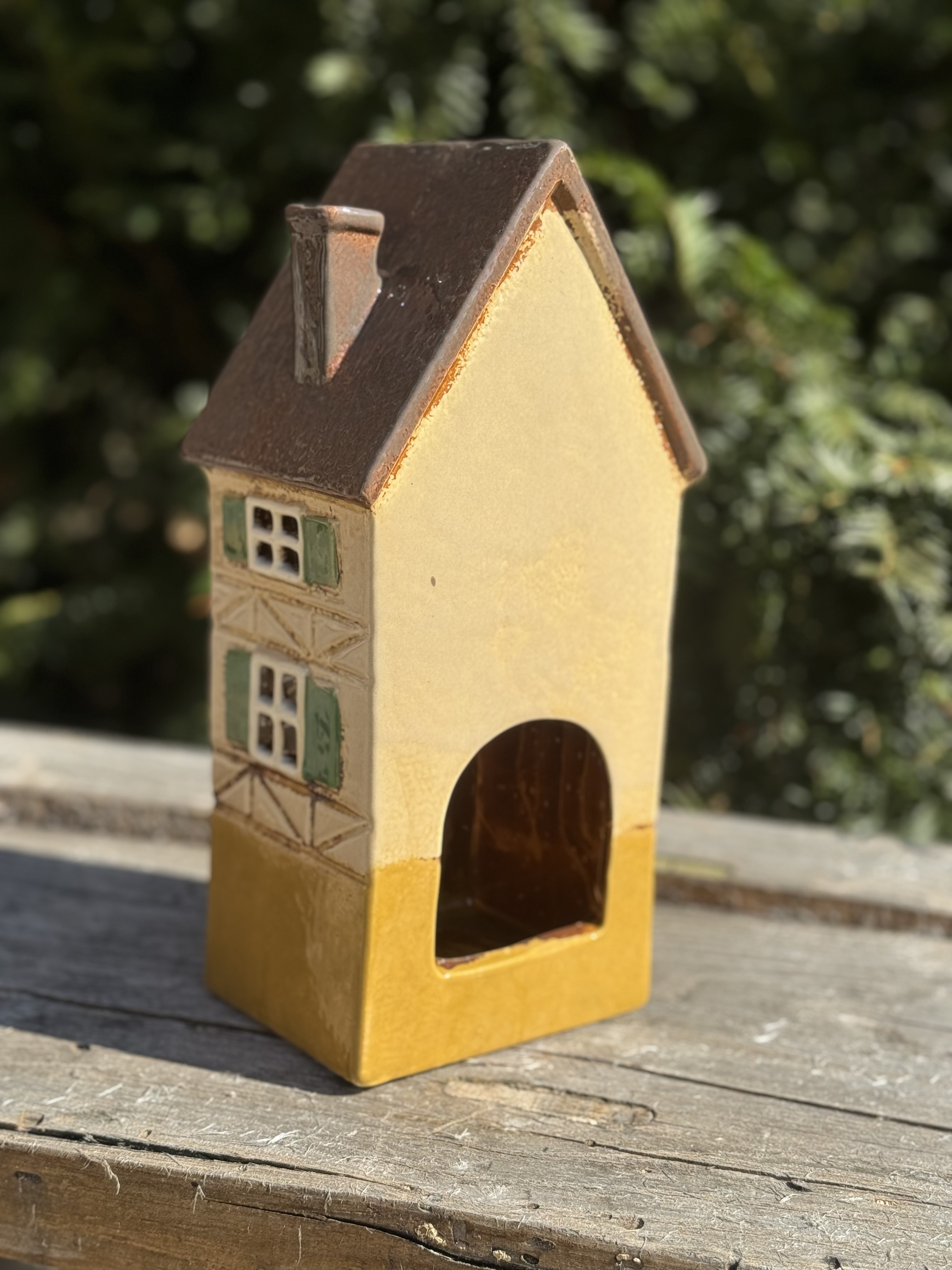 Keramik Windlicht Fachwerkhäuschen mit grünen Fensterläden - Höhe 26,5 cm