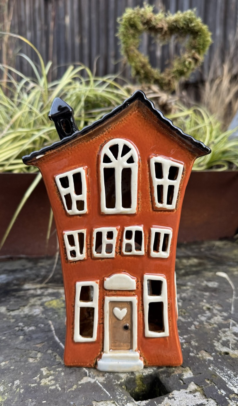 Keramik Windlicht schiefes Häuschen Serafina orangebraun - Höhe 22 cm