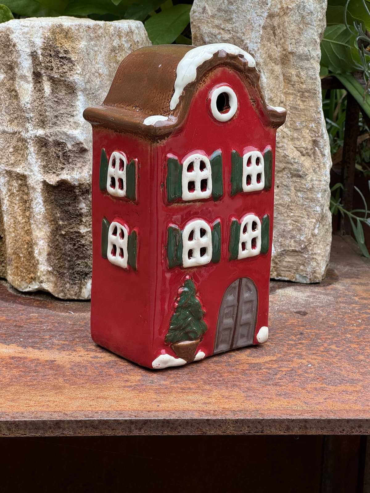 Keramik Windlicht Winterhäuschen rot mit grünen Fensterläden - Höhe 19 cm