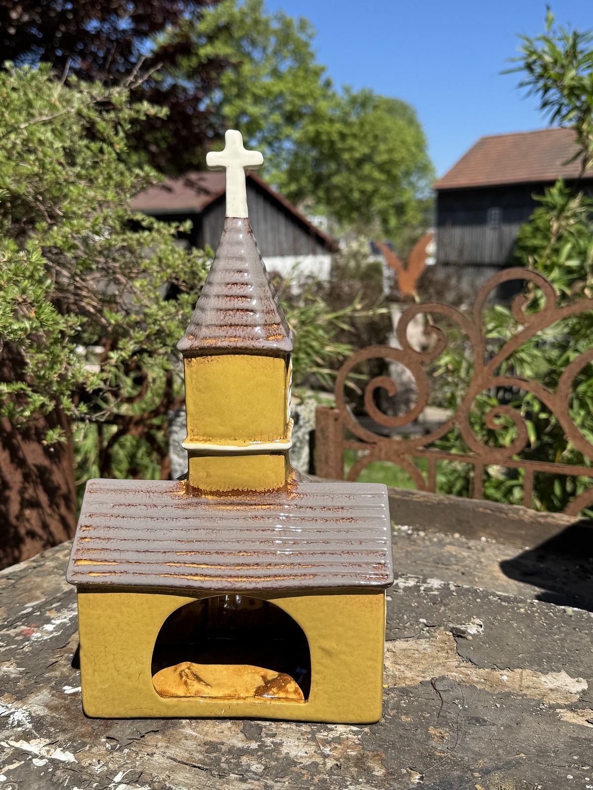 Keramik Windlicht Dorfkirche ockerfarben - Höhe 30 cm