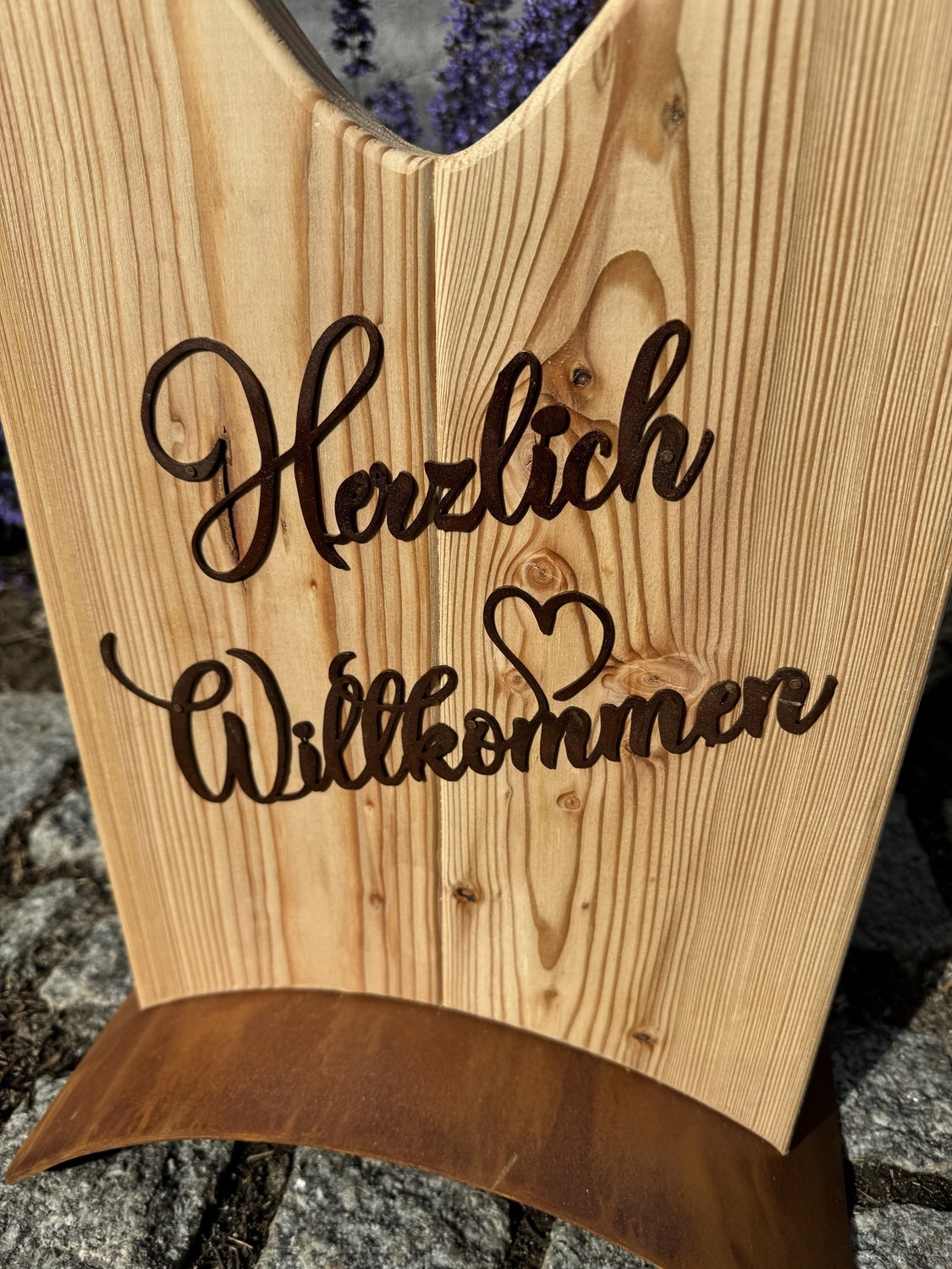 Lärchenholz Ständer mit welliger Oberseite, Holzherz und Schriftzug Herzlich Willkommen - Höhe ca. 72 cm