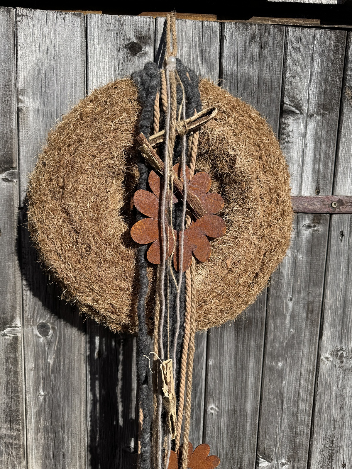 Kranz (7) Kokosfaser mit Bändern, Rostblüten & Holzherzen - Durchmesser ca. 40 cm