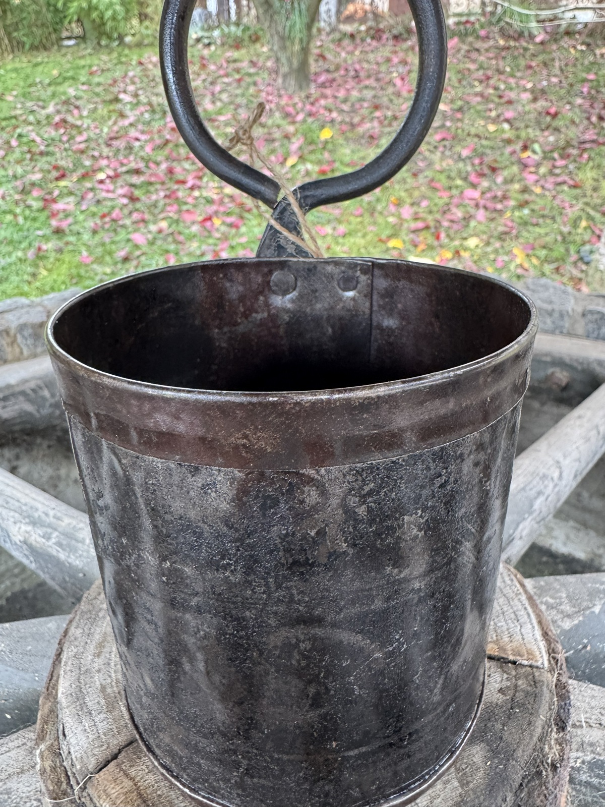 Altmetall Topf dunkelbraun mit Eisenhenkel - Gesamthöhe ca. 21 cm