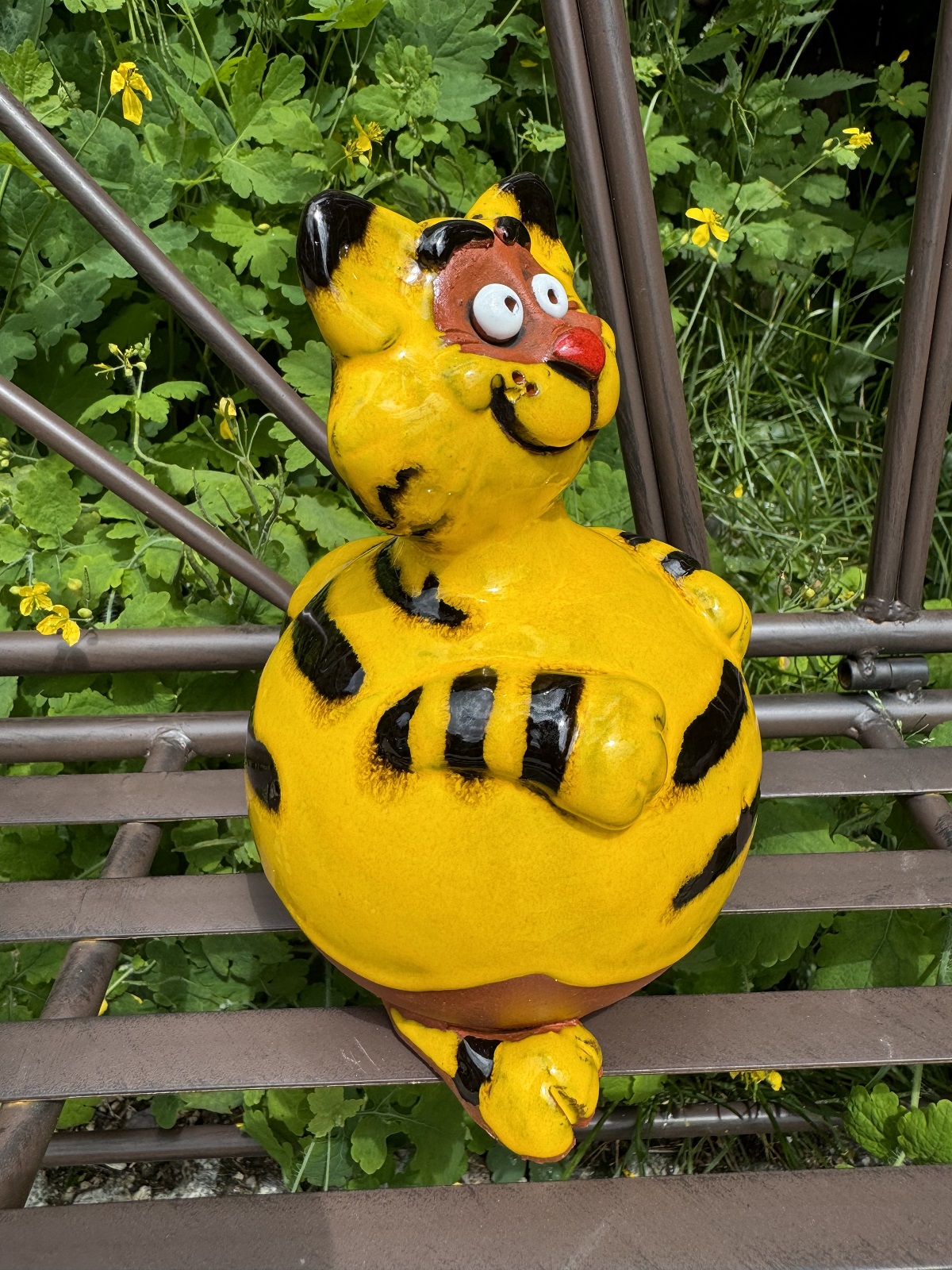 Keramik Gartenkugel Katze gelb - Höhe 19 cm