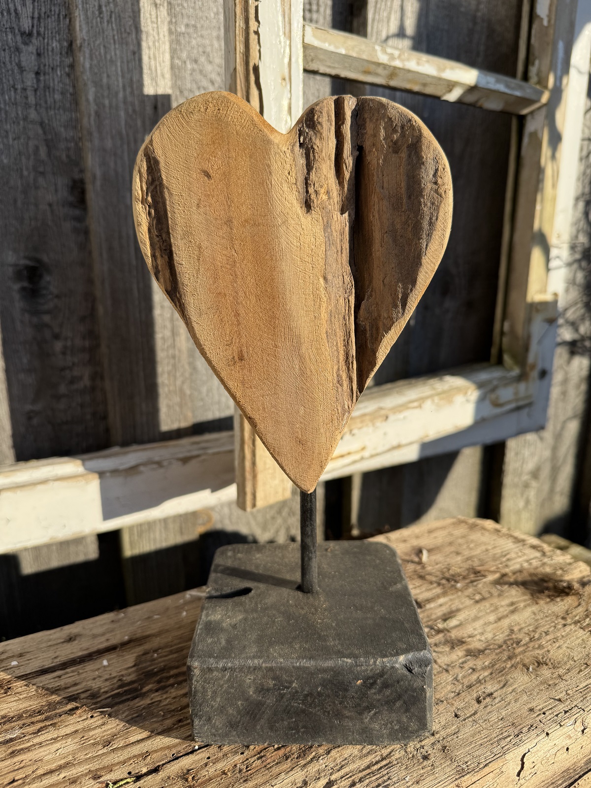 Teak Holz Herz klein auf schwarzem Sockel - Höhe 26 cm