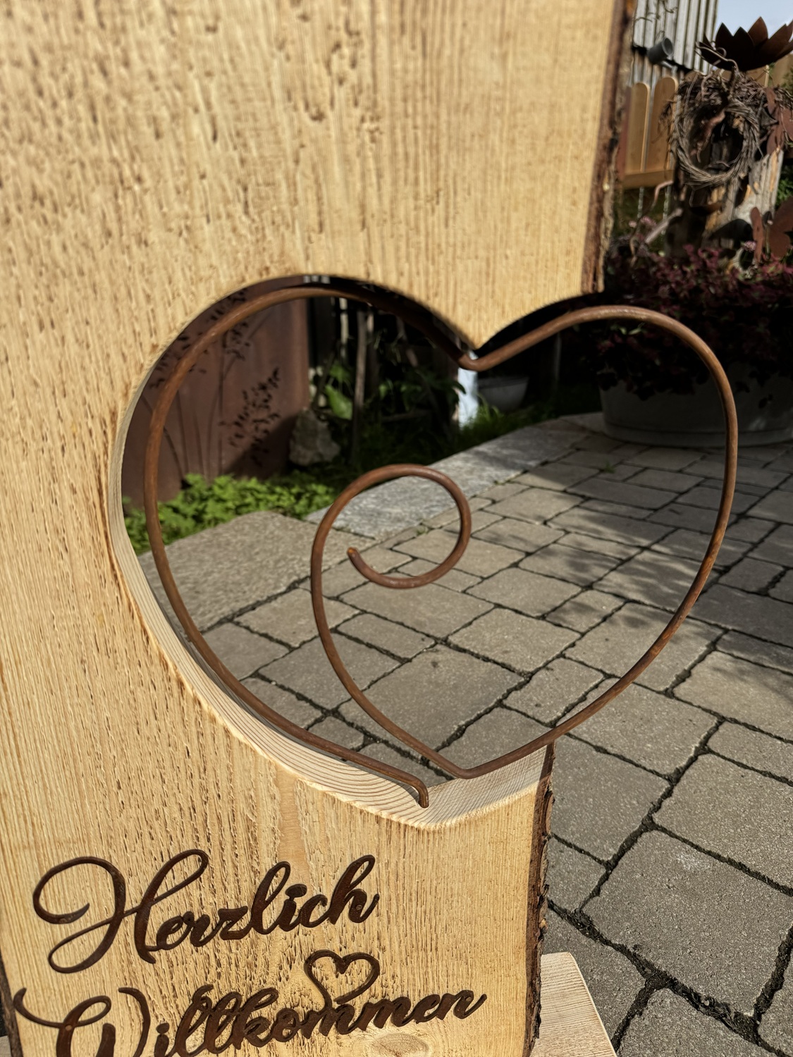 Lärchenholz Ständer mit Rostherz und Rost Schriftzug Herzlich Willkommen - Höhe ca. 54 cm