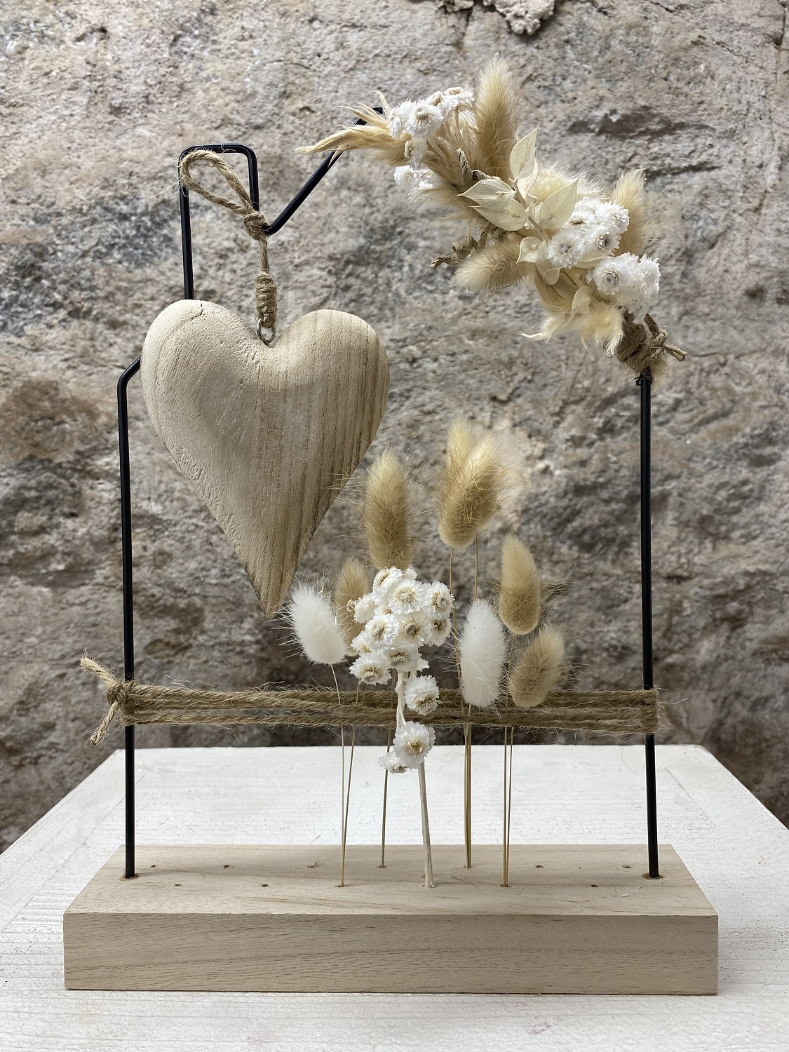 Metall Haus schwarz auf Holzsockel für Trockenblumen - Höhe 35 cm