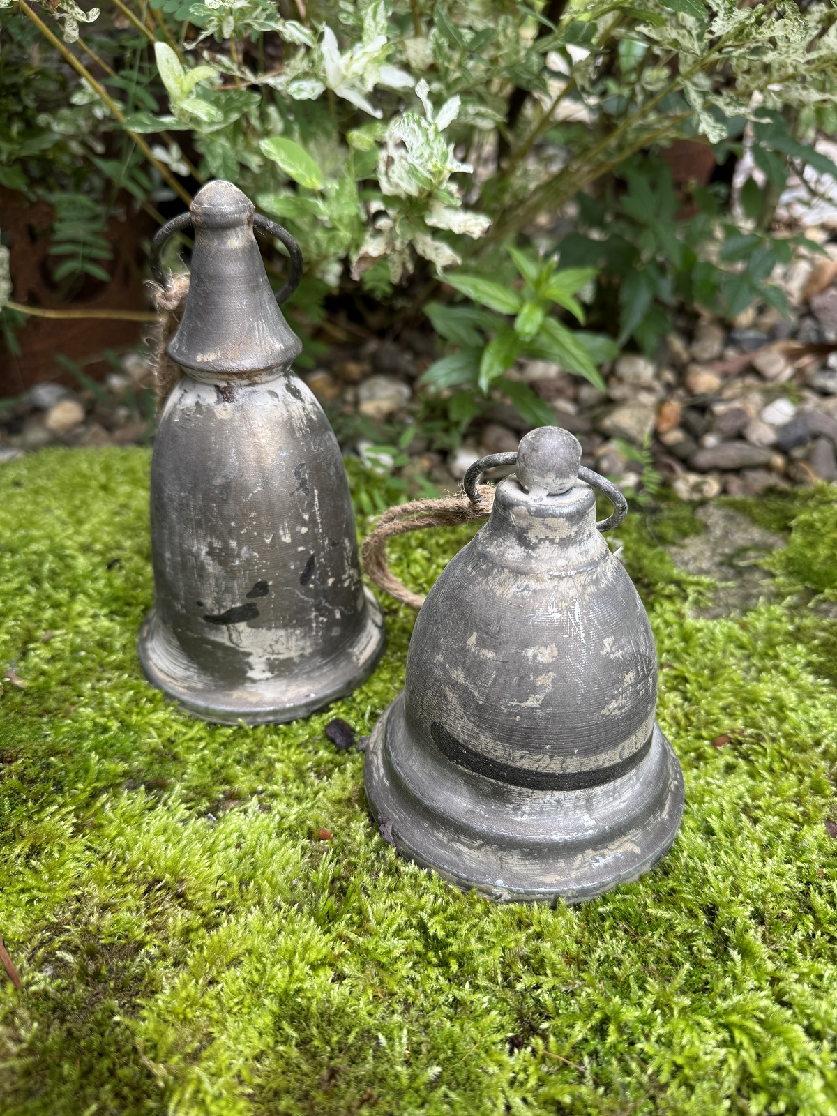 Metall Glocke länglich Grau patiniert an Ring & Seilkordel Höhe 16 cm ohne Kordel