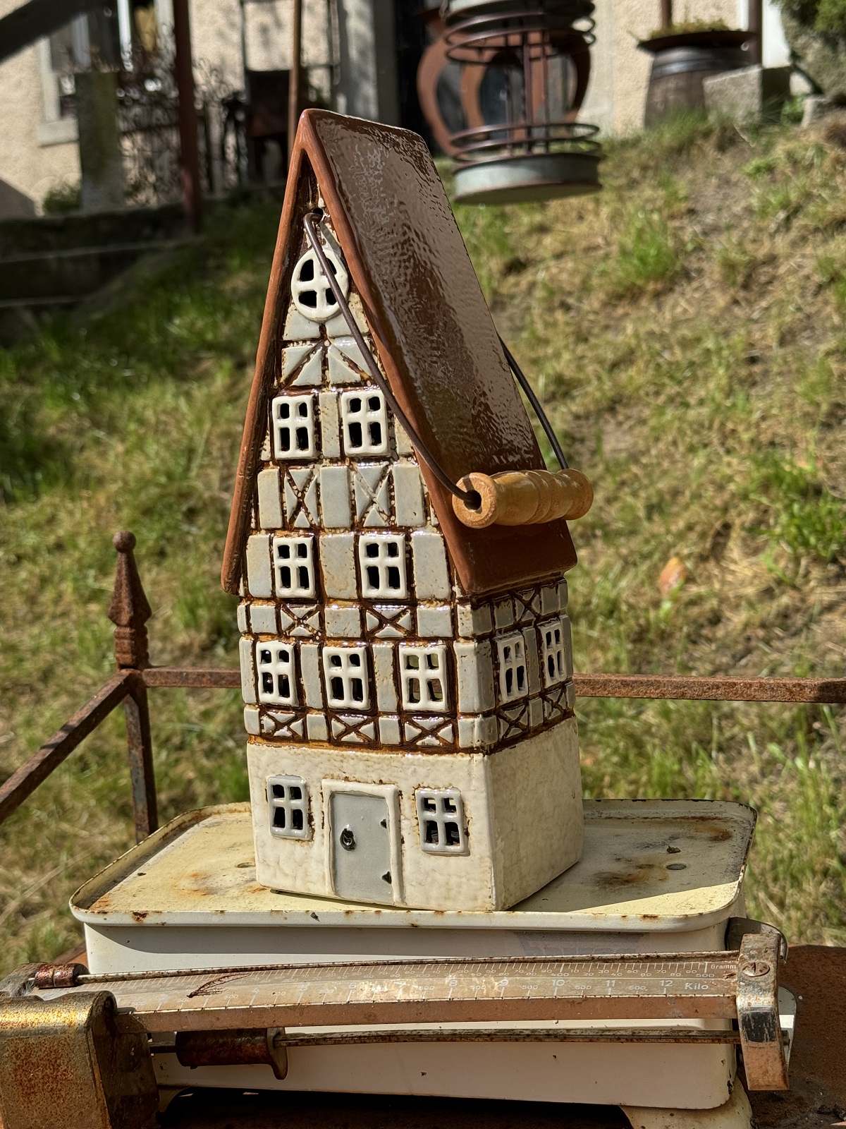 Keramik Windlicht Fachwerkhaus mit Henkel - Höhe 31 cm