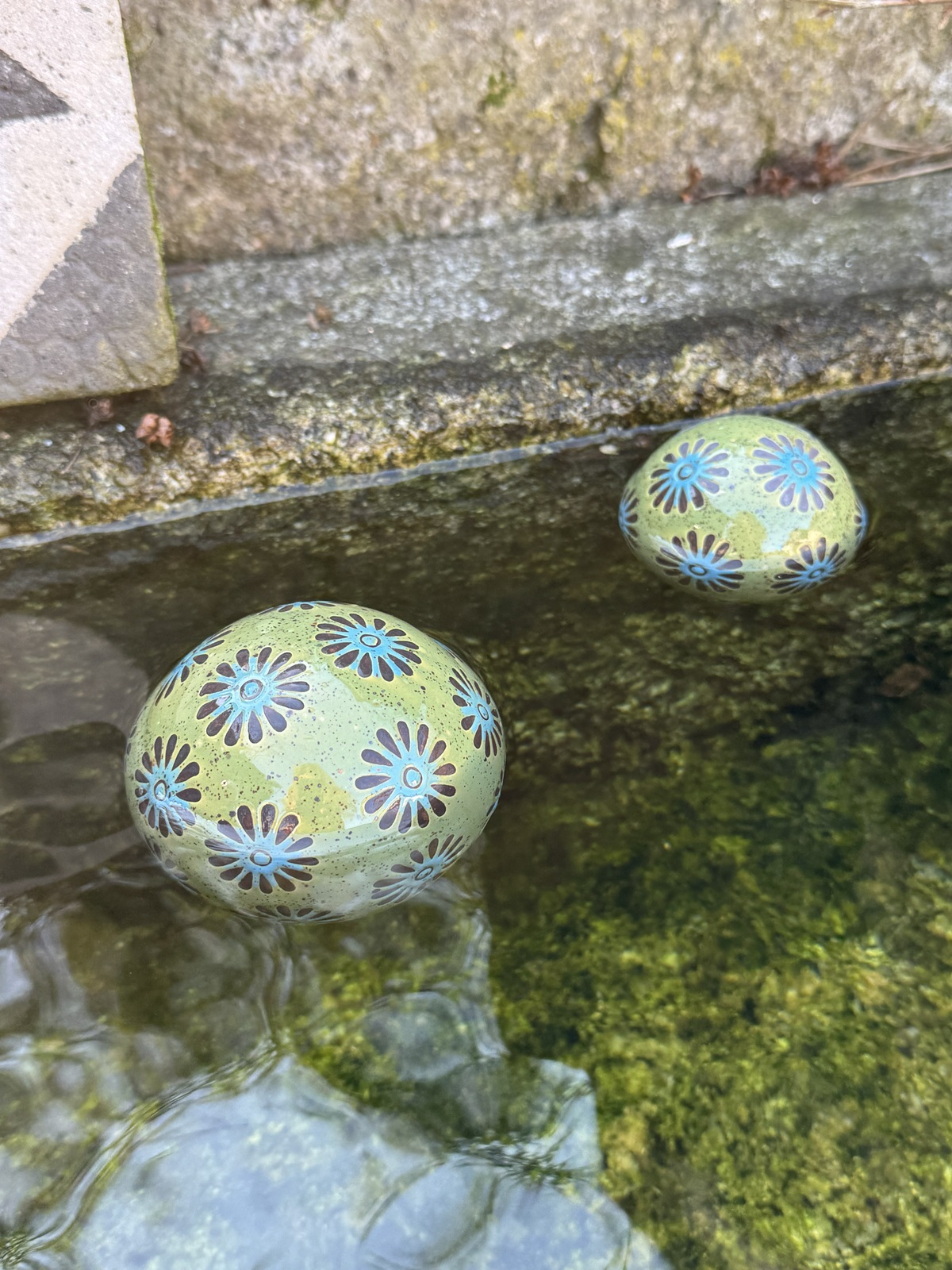 Keramik Schwimmkugel Blüte klein grün/blau - Durchmesser 4 cm