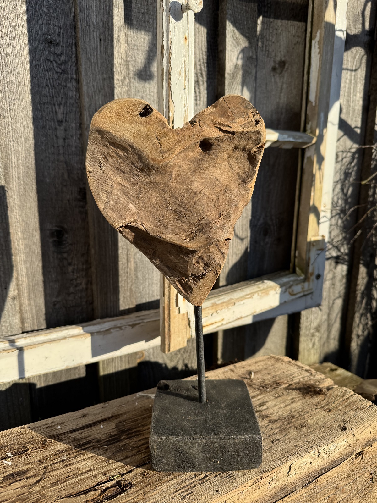 Teak Holz Herz groß auf schwarzem Sockel - Höhe 34 cm