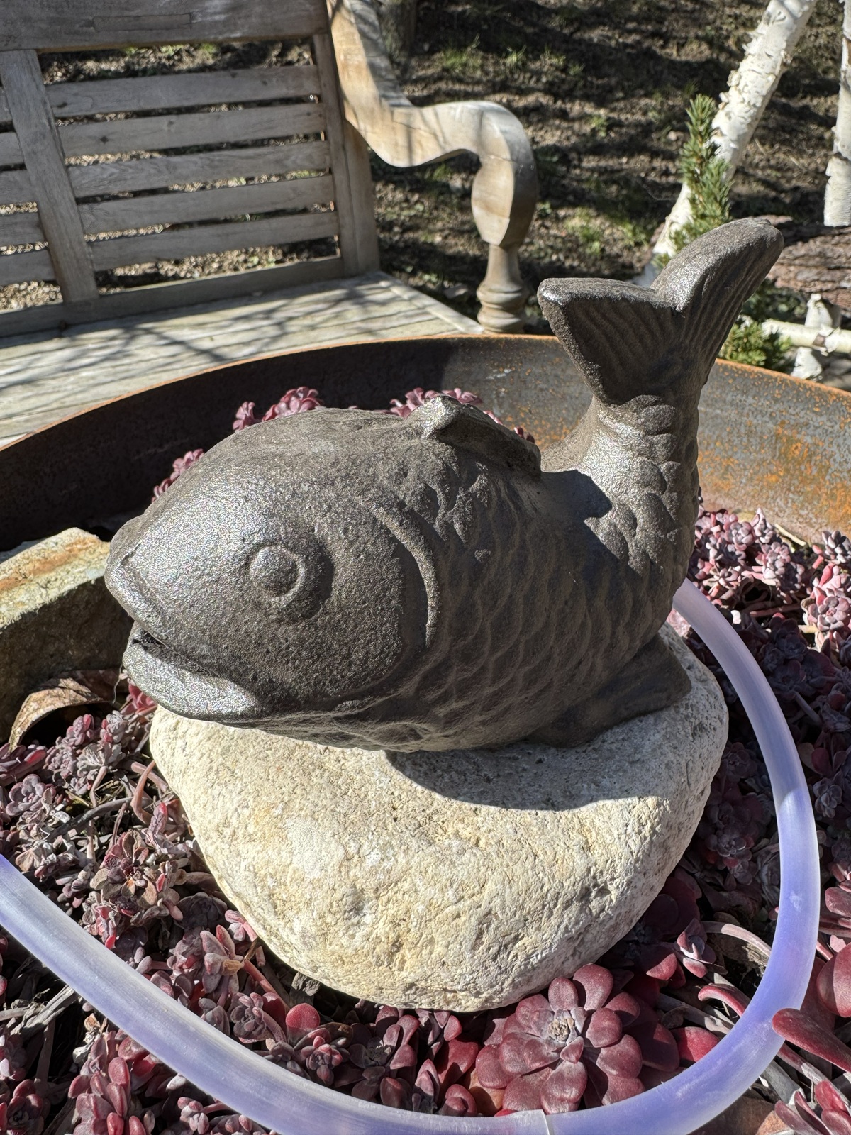 Wasserspeier Fisch Figaro auf Kunststein inkl. Pumpe - Höhe ca. 17 cm