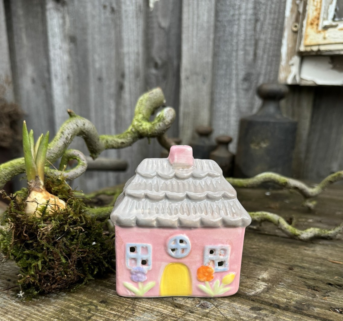 Keramik Mini Häuschen rosa mit hellbraunem Dach - Höhe 9 cm
