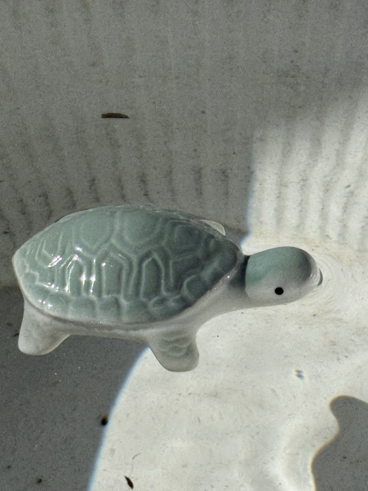 Keramik Schwimmfigur Schildkröte - Höhe 3 cm