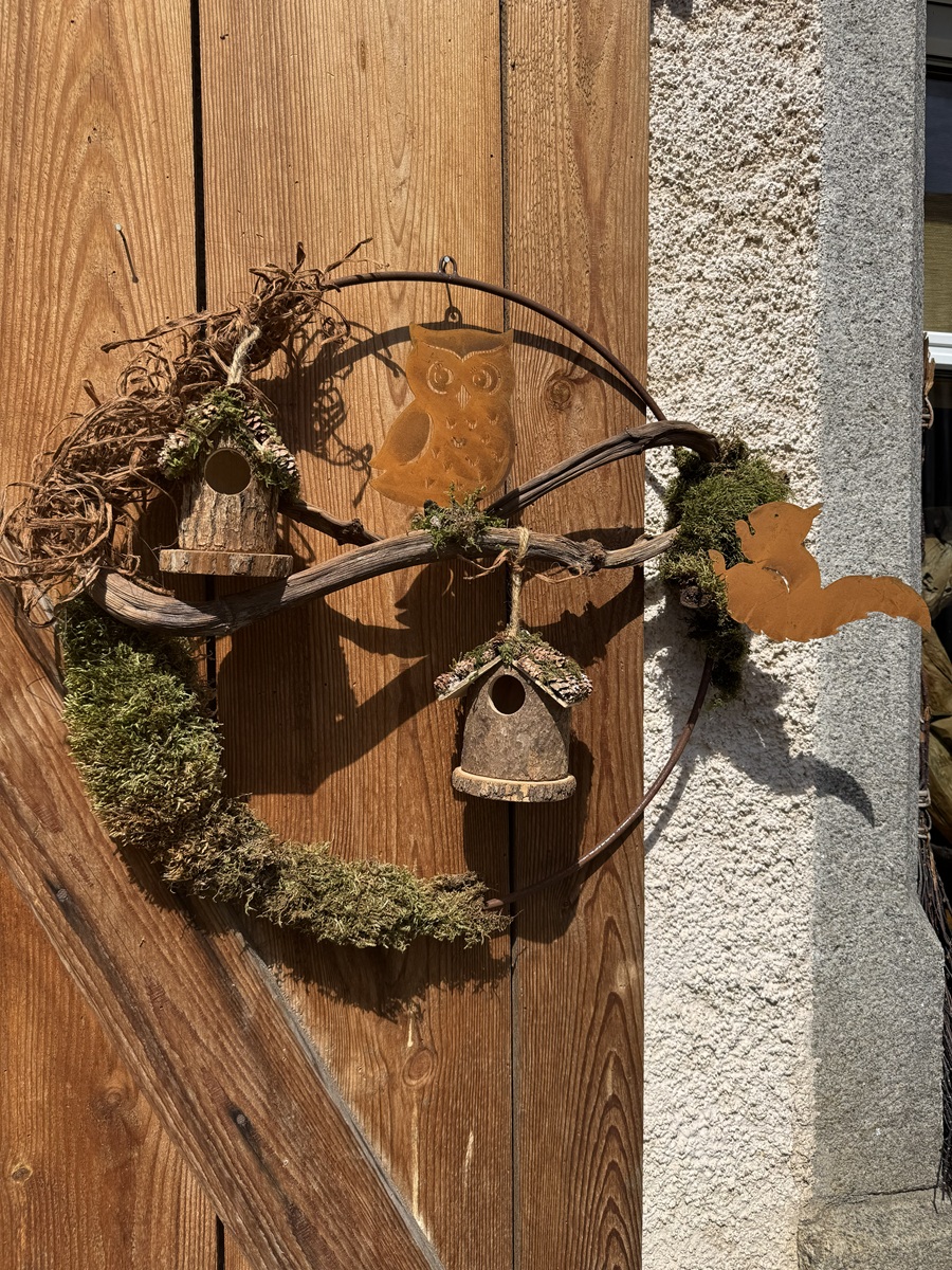 Holz Deko Vogelhäuschen rund klein mit Zapfen / Moos am Dach - Höhe ca. 10 cm