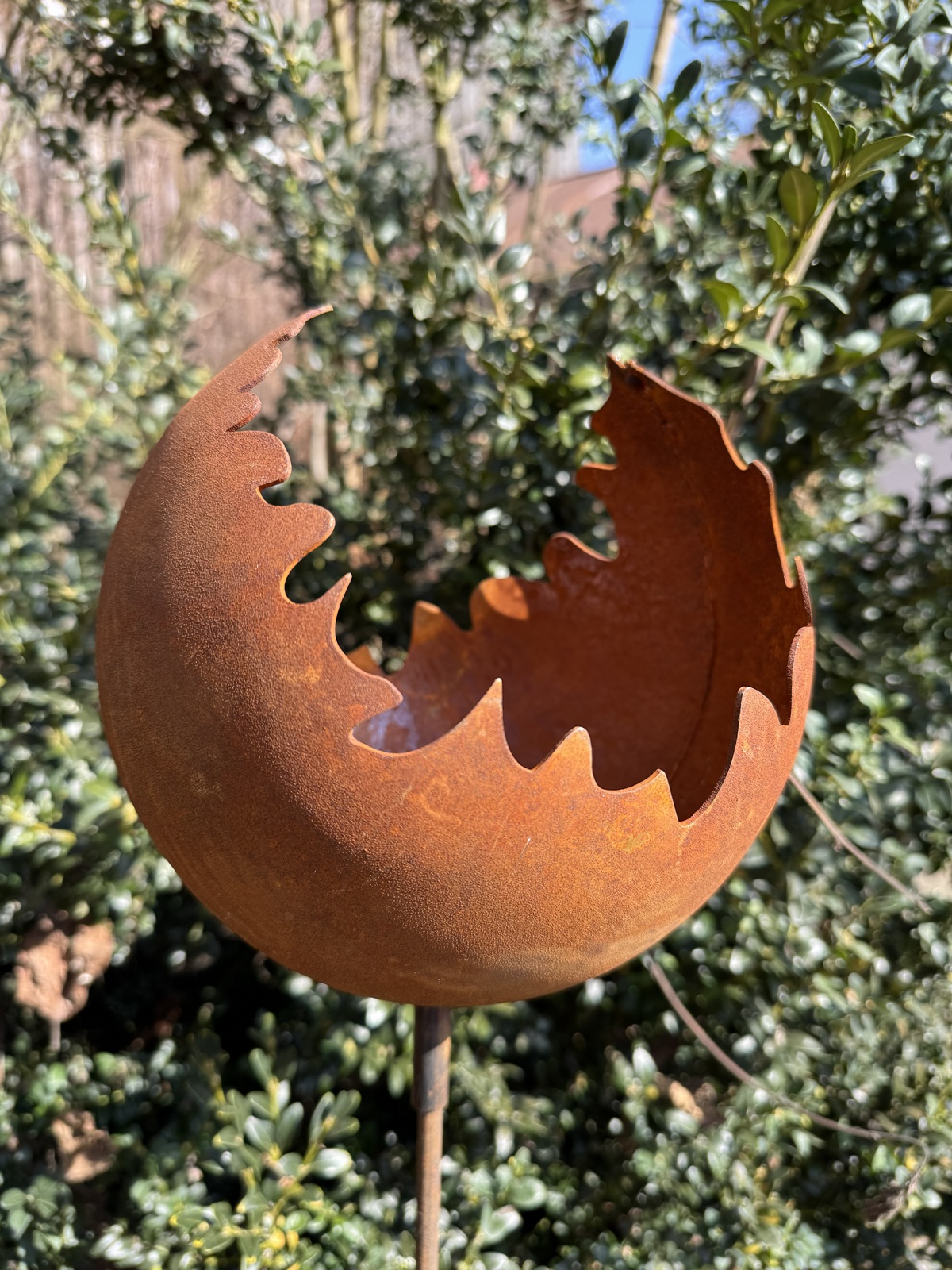 Edelrost Kugel groß mit Rissen und Hülse - Durchmesser 30 cm