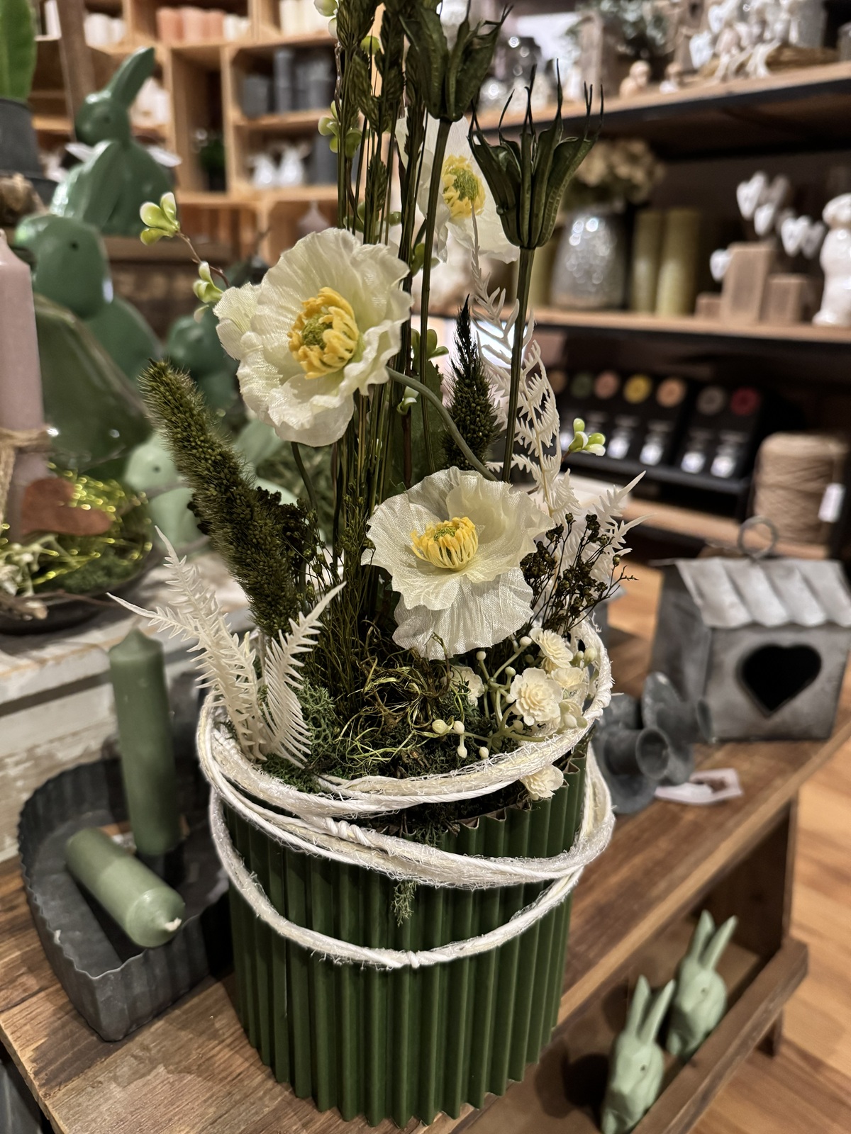 Gesteck (2)  im Wellpappe Topf grün mit Kunstpflanzen und Trockenblumen