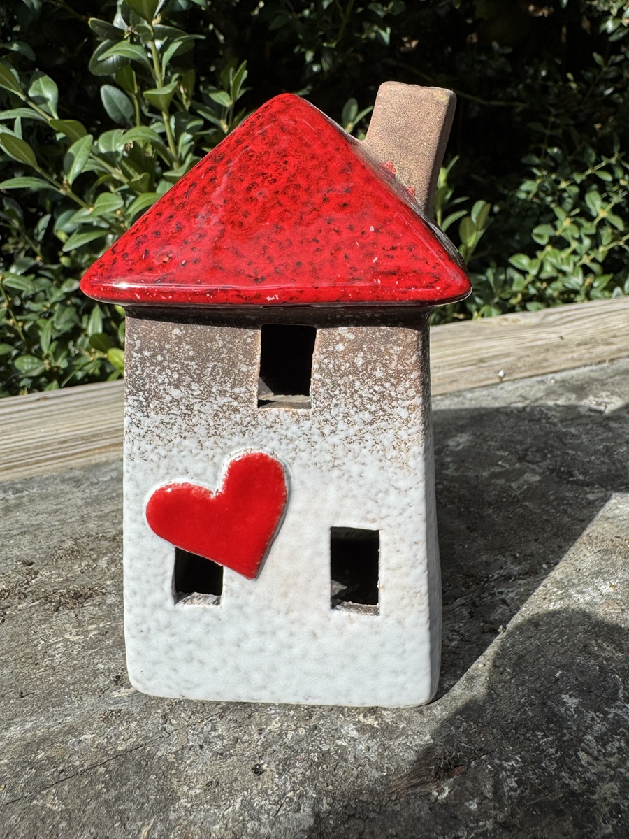1 Keramik Häuschen mit rotem Herz ( Herz unten ) - Höhe 13 cm
