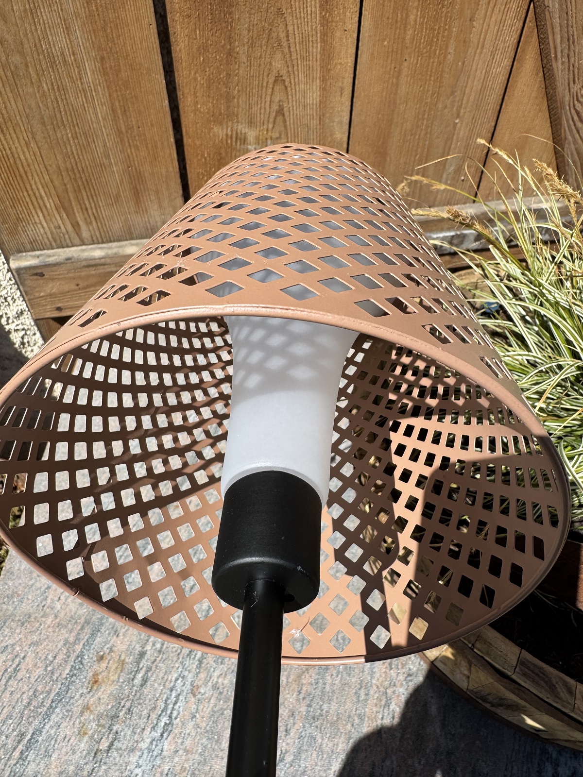 Solar Lampe puderfarben mit Kästchen Ausschnitten im Schirm - Höhe 42 cm
