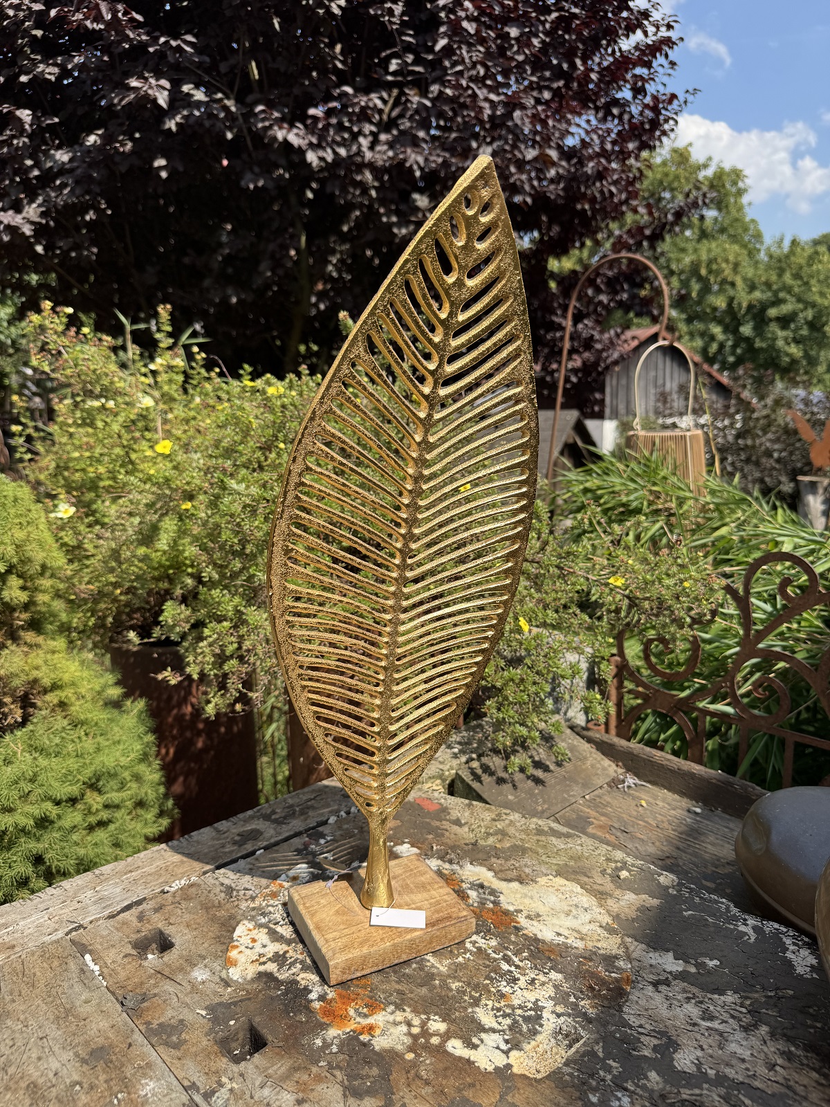 Aluminium Skulptur Blatt gold Streifen auf Mango Holz Platte - Höhe 54 cm