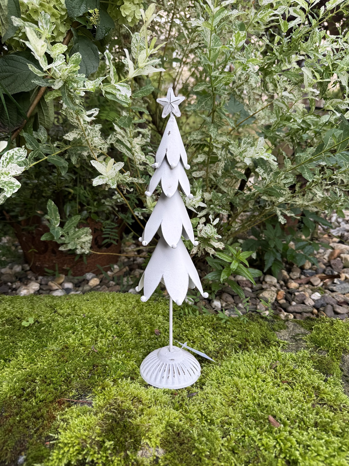 Metall Tanne 3D klein weiß gewischt auf Standsockel - Höhe 32 cm