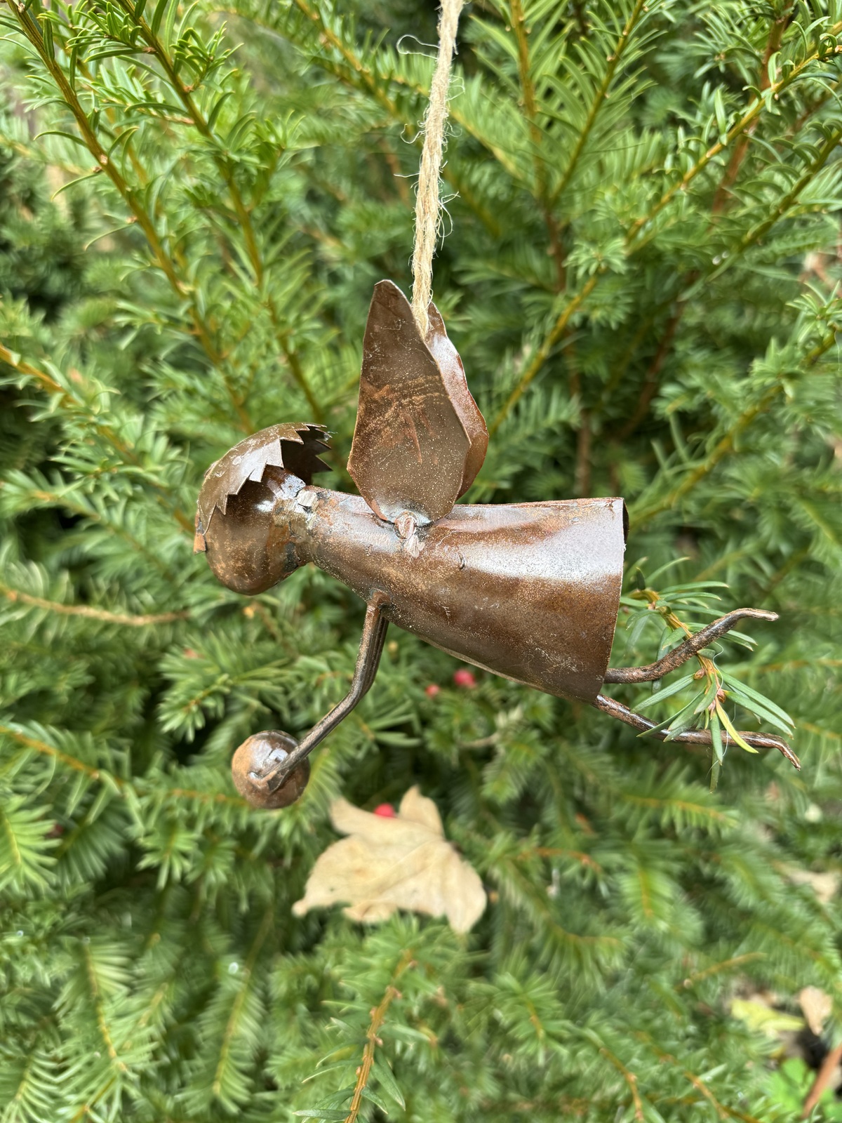 Engel fliegend mit Kugel zum Hängen aus recyceltem Metall - Höhe ca. 13,5 cm