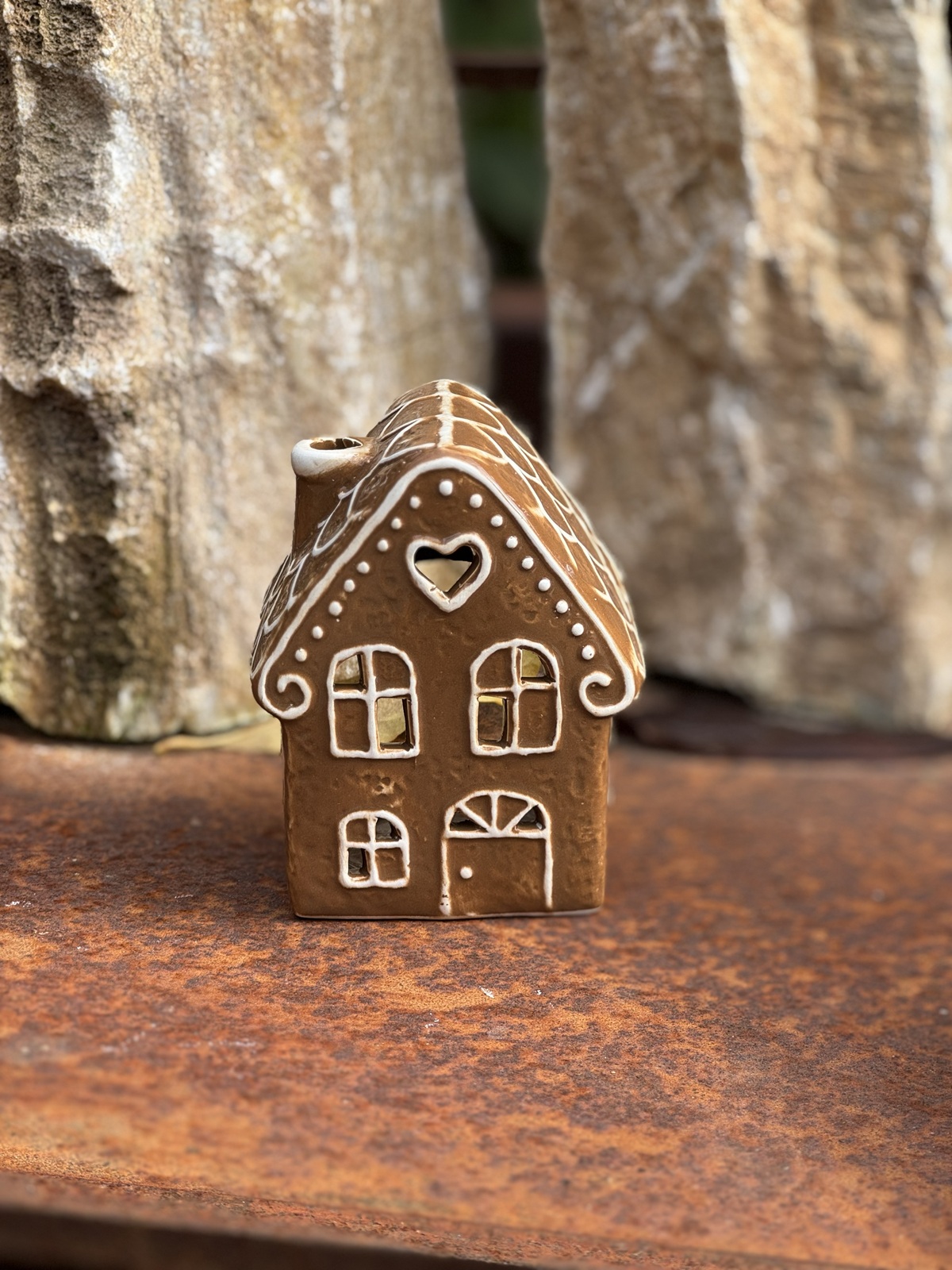 Keramik Lebkuchenhaus braun mit welligem Muster am Dach - Höhe ca. 10 cm