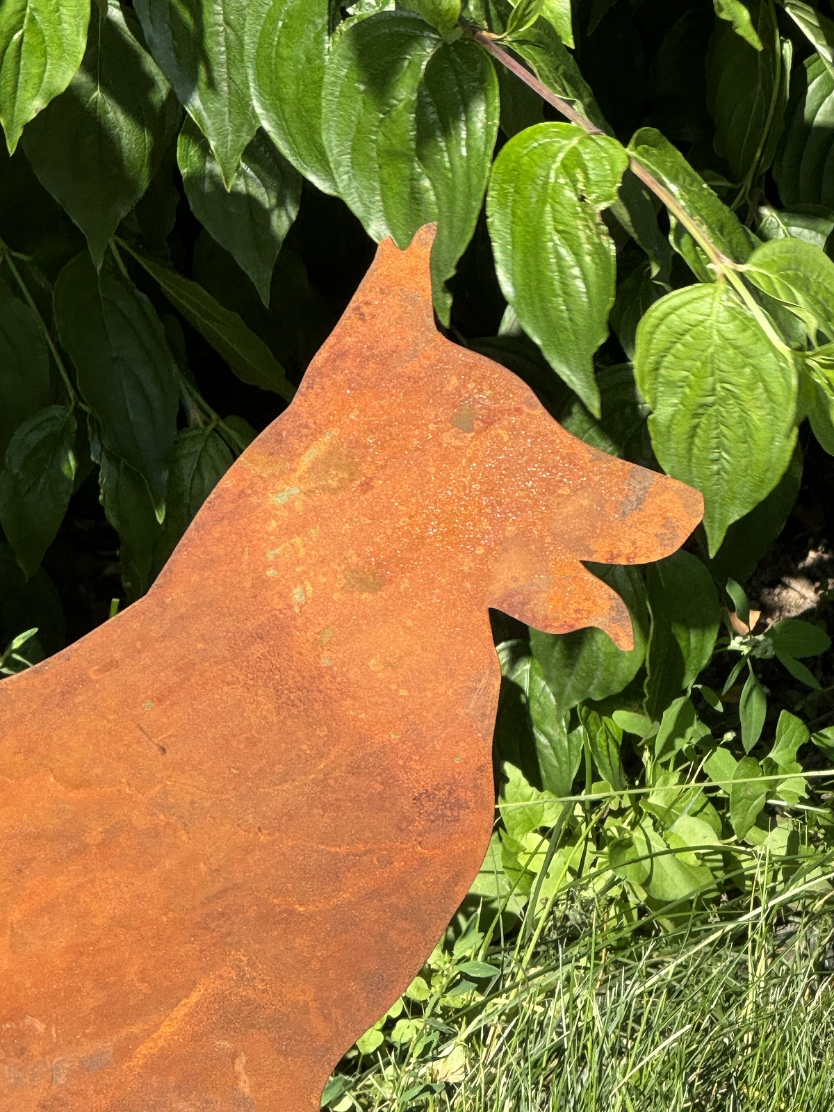 Edelrost Schäferhund Hunter stehend auf Stab - Gesamthöhe 52 cm