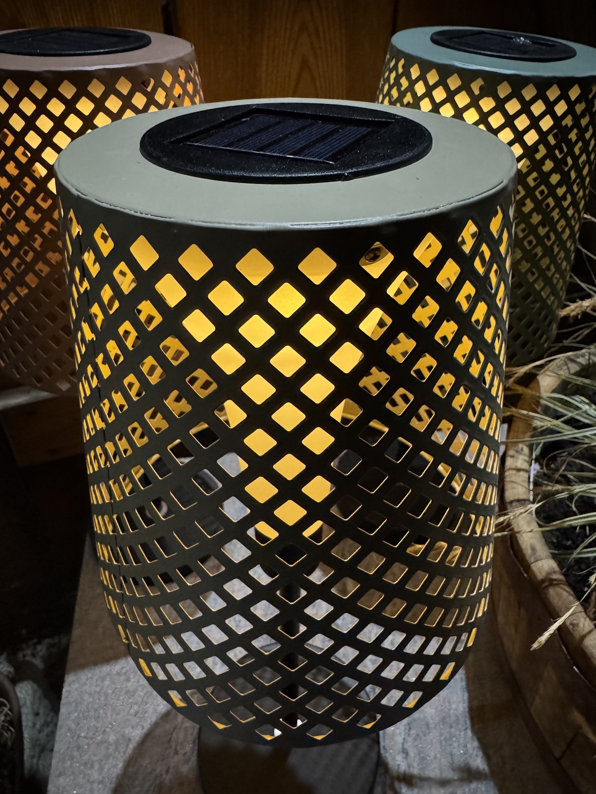 Solar Lampe beige mit Kästchen Ausschnitten im Schirm - Höhe 42 cm