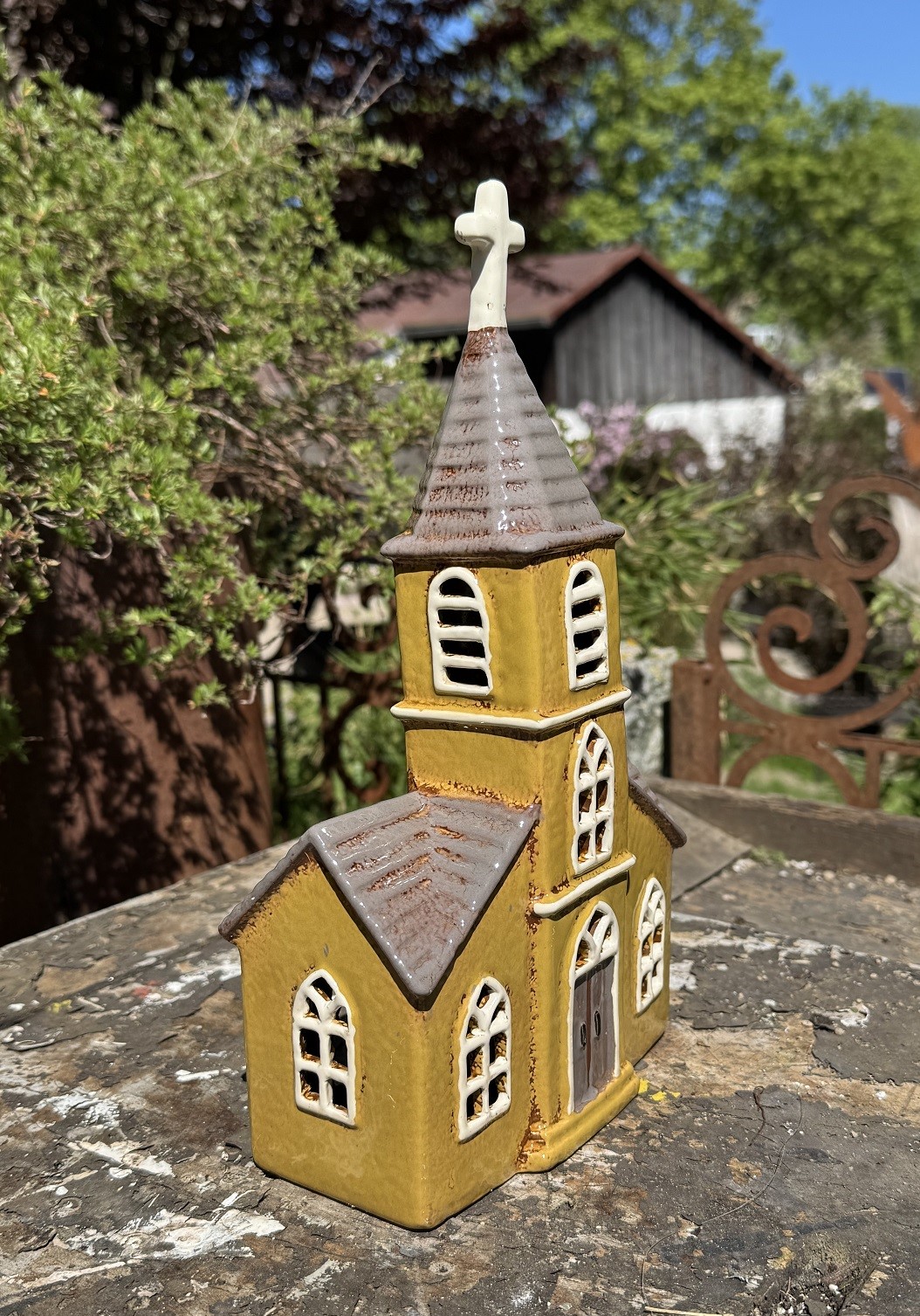 Keramik Windlicht Dorfkirche ockerfarben - Höhe 30 cm