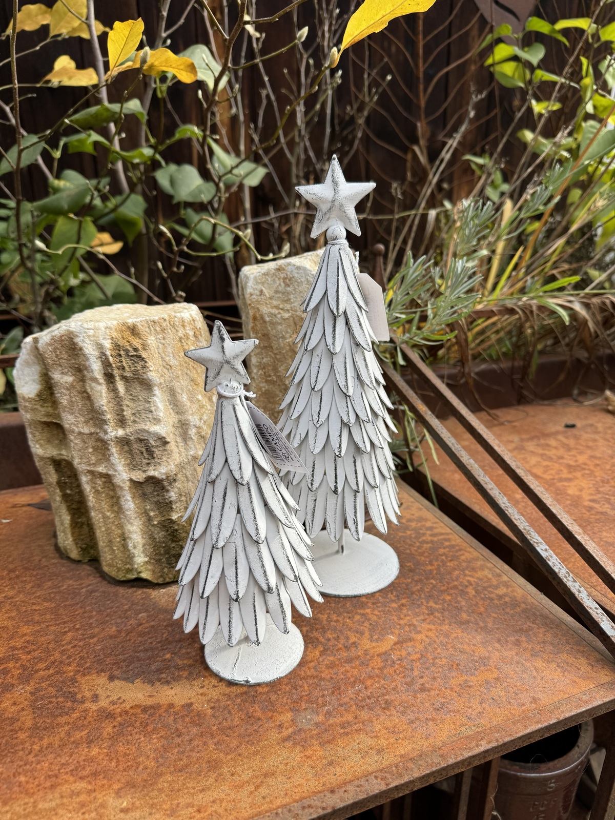 Metall Tannenbaum groß 3D Form weiß gewischt mit Stern - Höhe 30 cm
