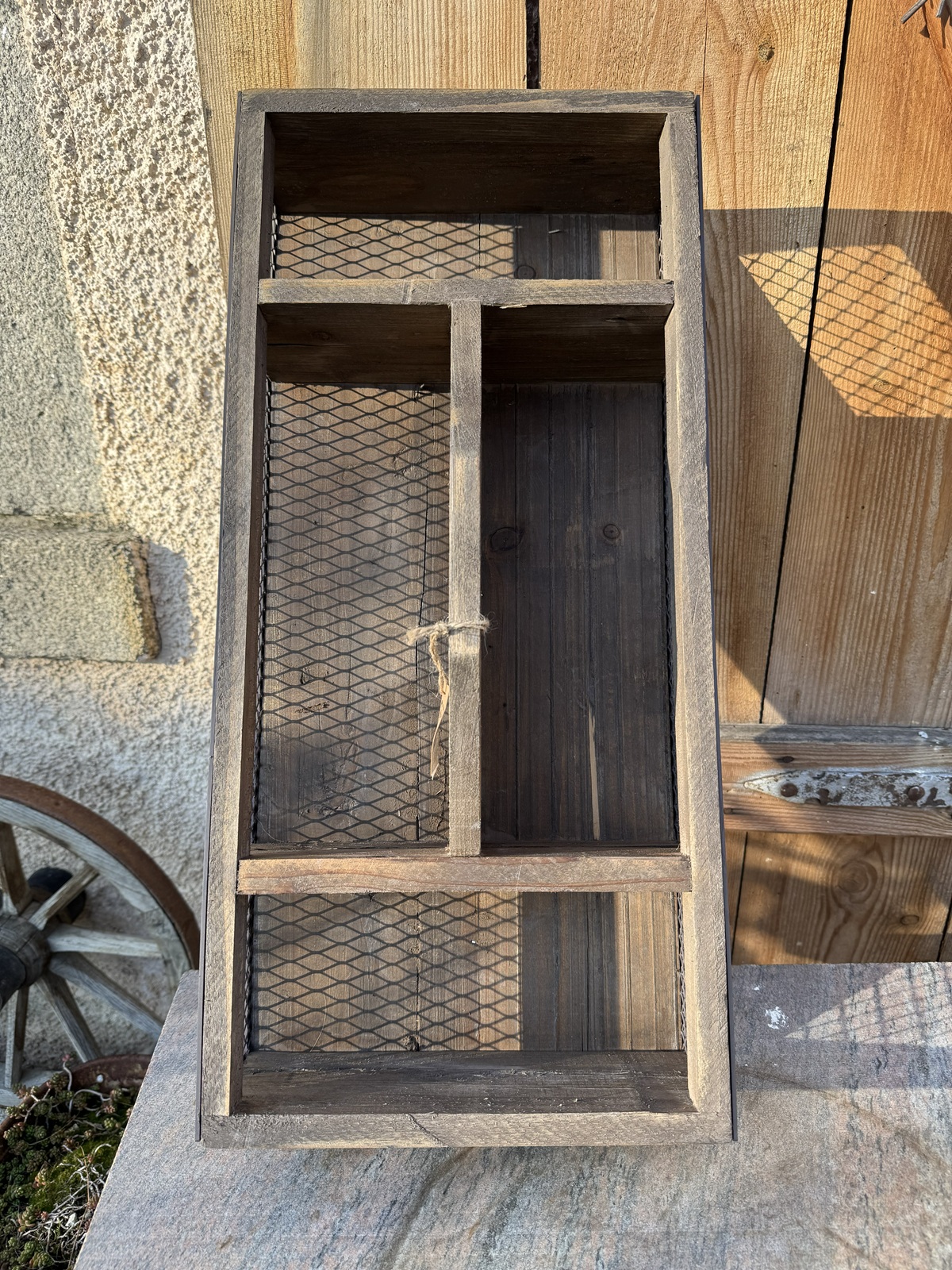 Altholz Kasten mit Fächern und Metallgitter - Länge ca. 59 cm