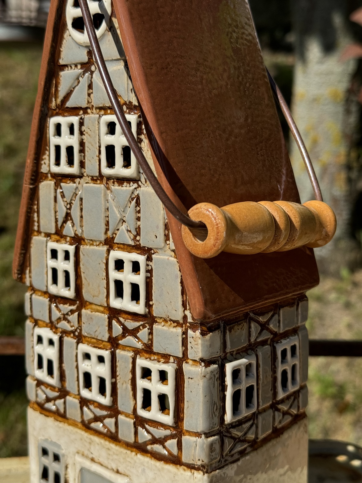 Keramik Windlicht Fachwerkhaus mit Henkel - Höhe 31 cm