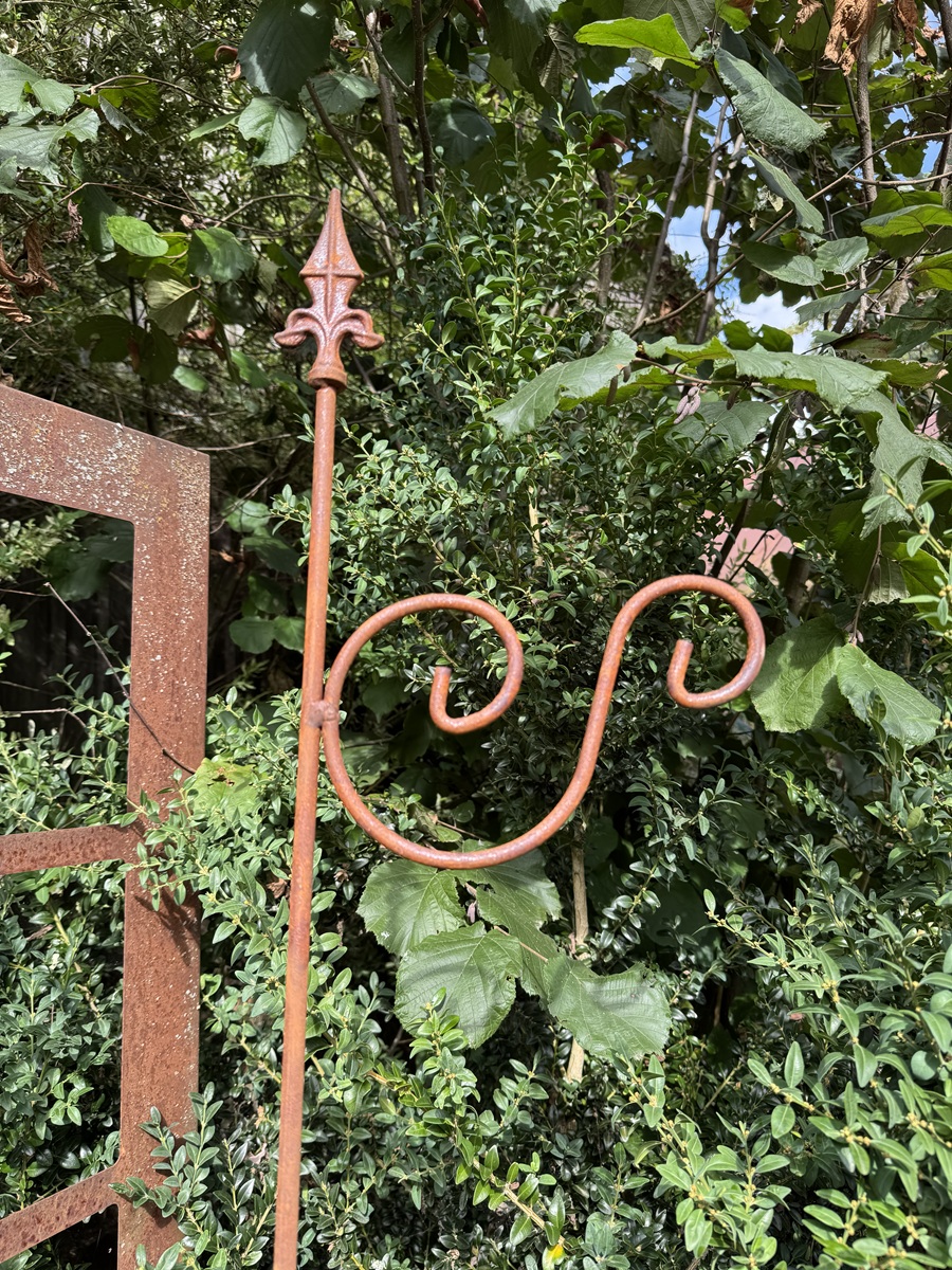 Edelrost Laternen Stange mit Lilienspitze - Höhe ca. 110 cm