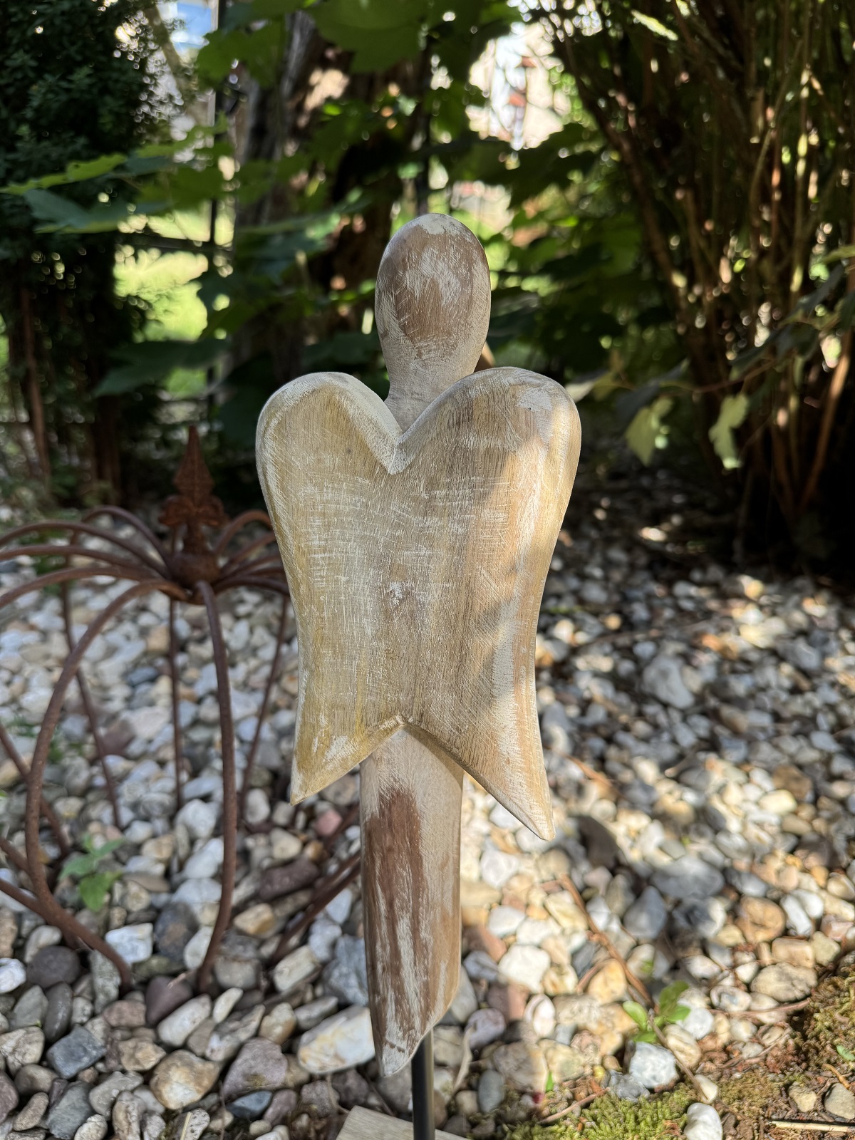 Holz Engel klein weiß gekalkt auf Sockel - Höhe ca. 59 cm
