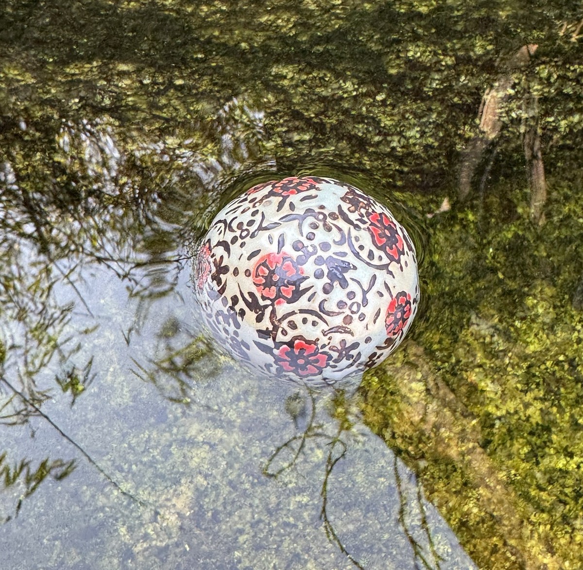 Keramik Schwimmkugel Blütenranke klein grün/rot - Durchmesser 4 cm
