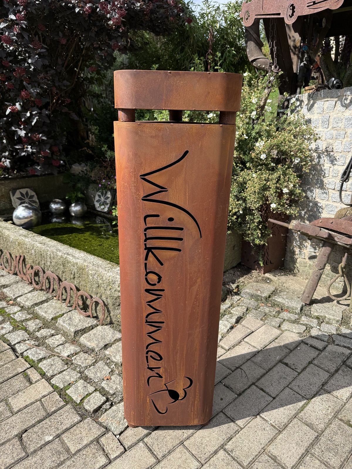 Edelrost Säule mit Schale und Schrift Willkommen - Gesamthöhe 111 cm