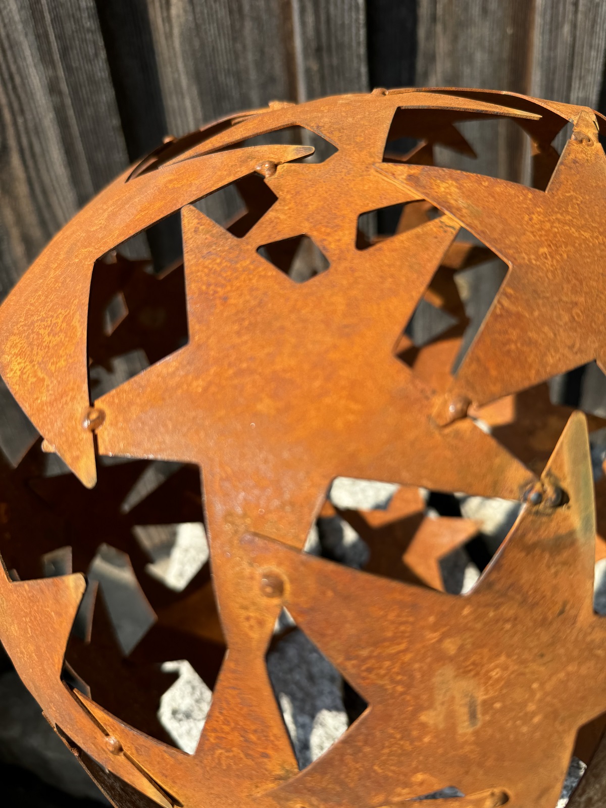 Edelrost Kugel mit Sternen und Standring - Durchmesser 30 cm