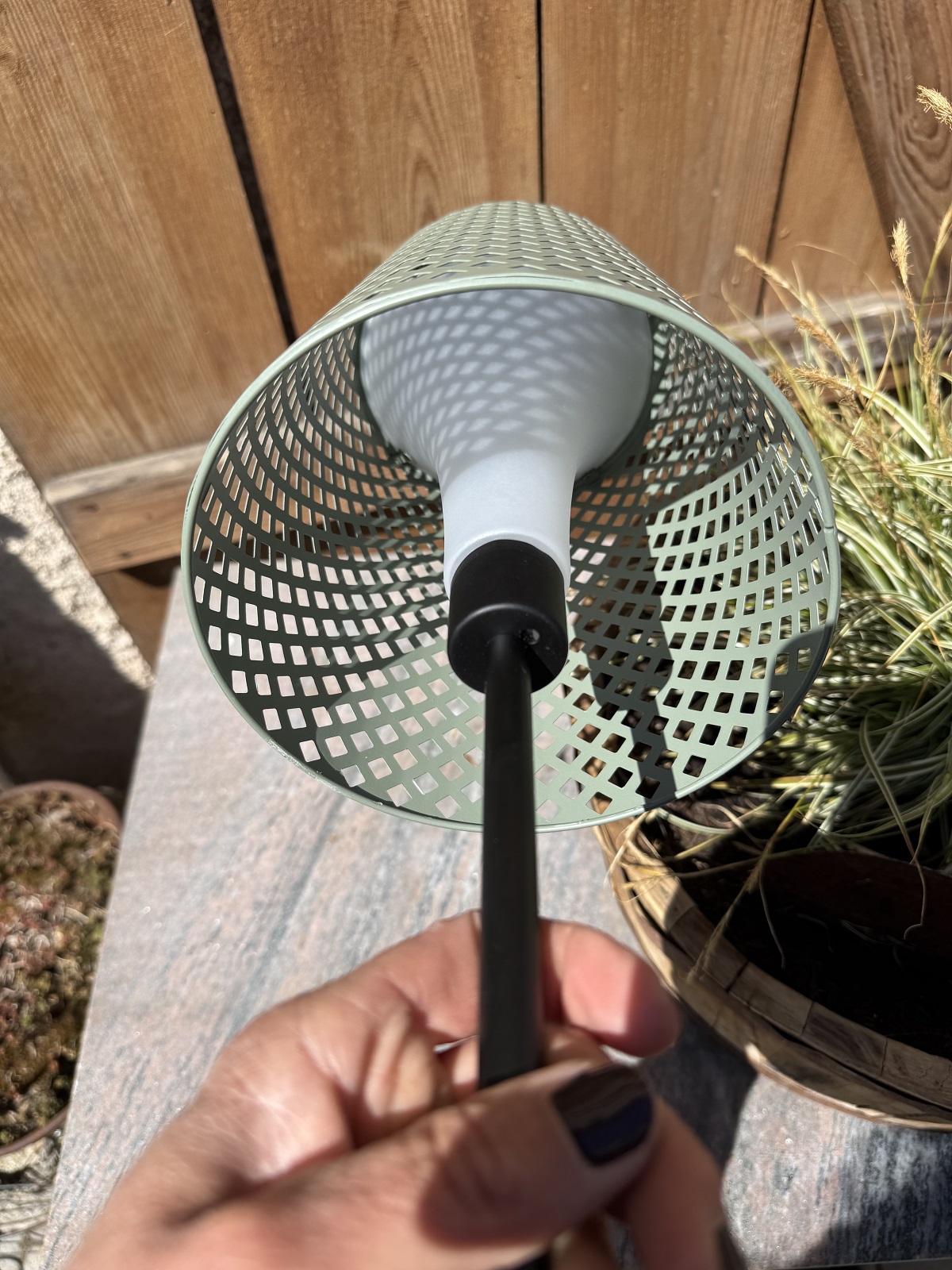 Solar Lampe salbei mit Kästchen Ausschnitten im Schirm - Höhe 42 cm