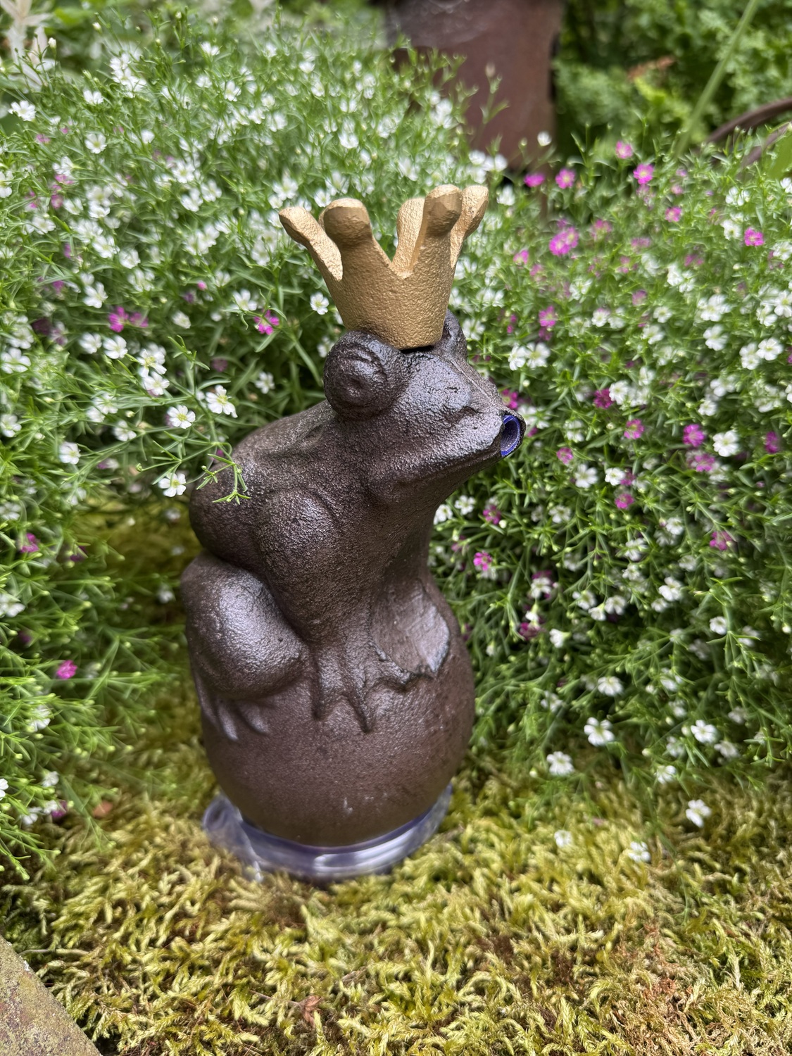 Wasserspeier Froschkönig Theo mit goldener Krone auf Kugel - Höhe 22 cm
