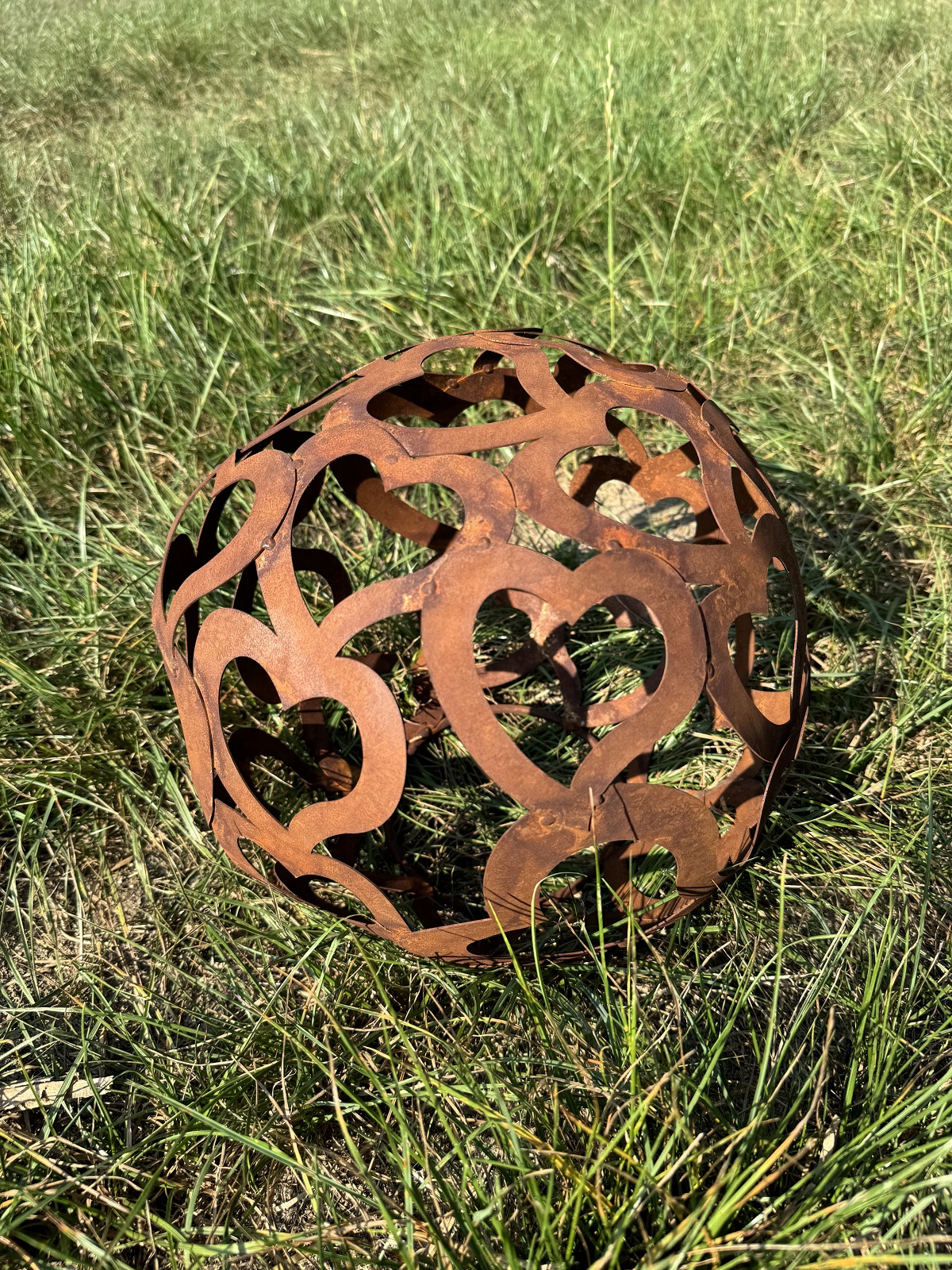 Edelrost Kugel mit Herzmotiv klein und Standring - Durchmesser 30 cm