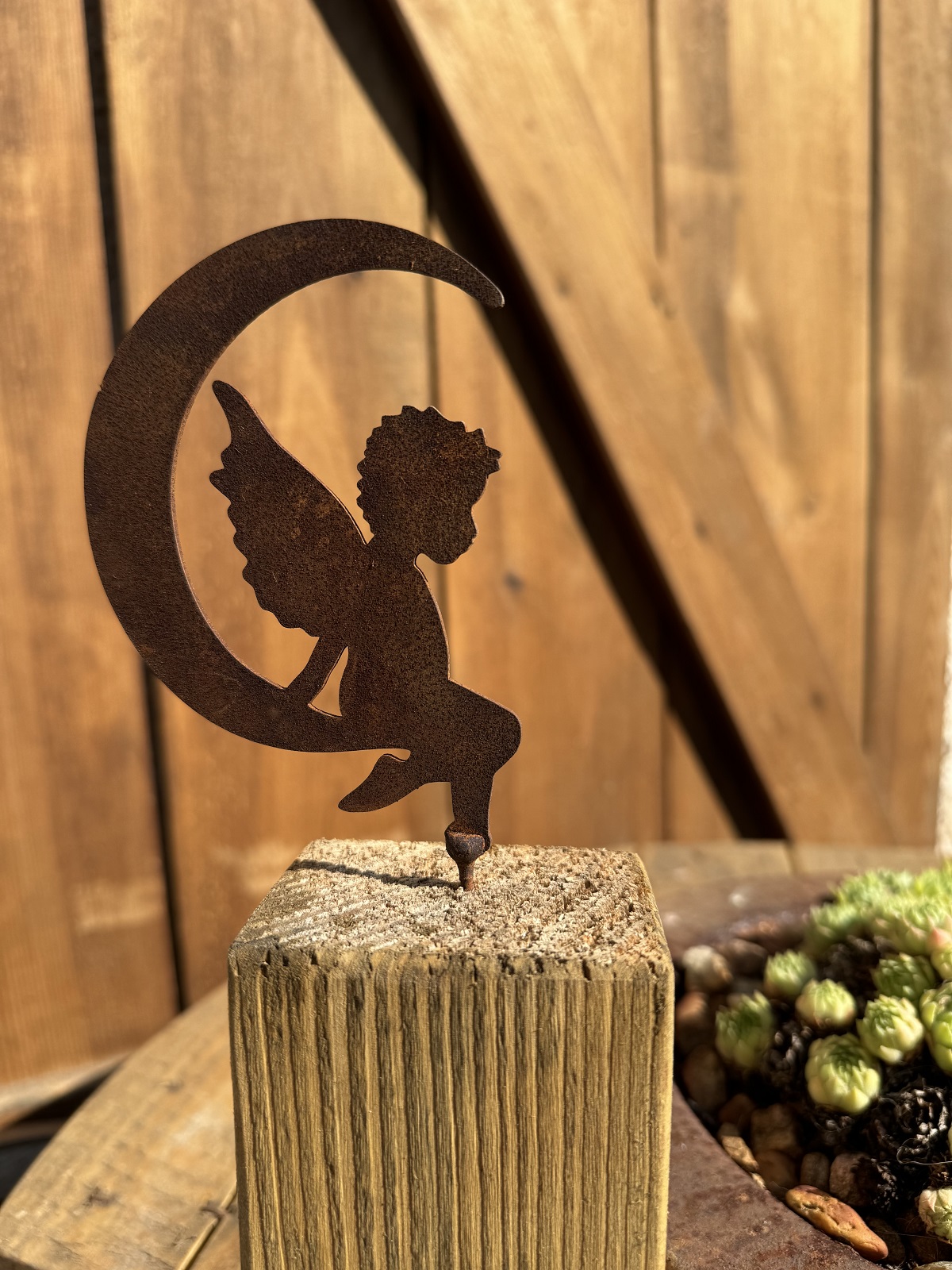 Edelrost Engel Laura auf Mond zum Schrauben - Höhe 13 cm