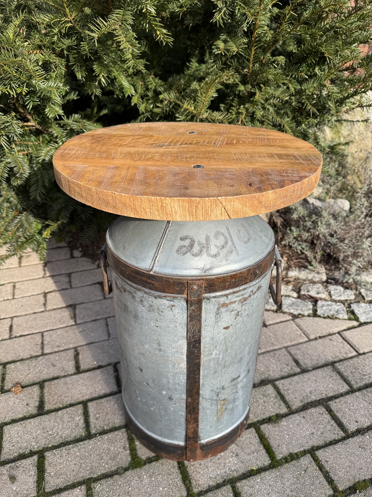 Antike Milchkanne mit Tischplatte aus Holz - Höhe 66 cm